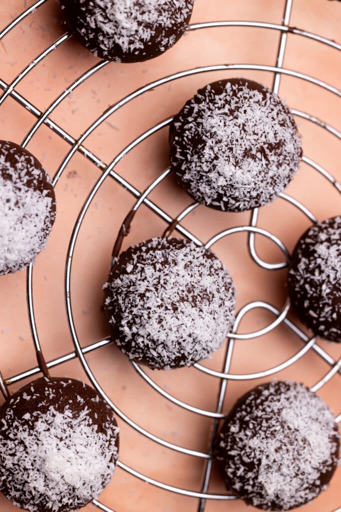 Schoko Marzipan Dattel Bites auf einem Gitter ausgebreitet