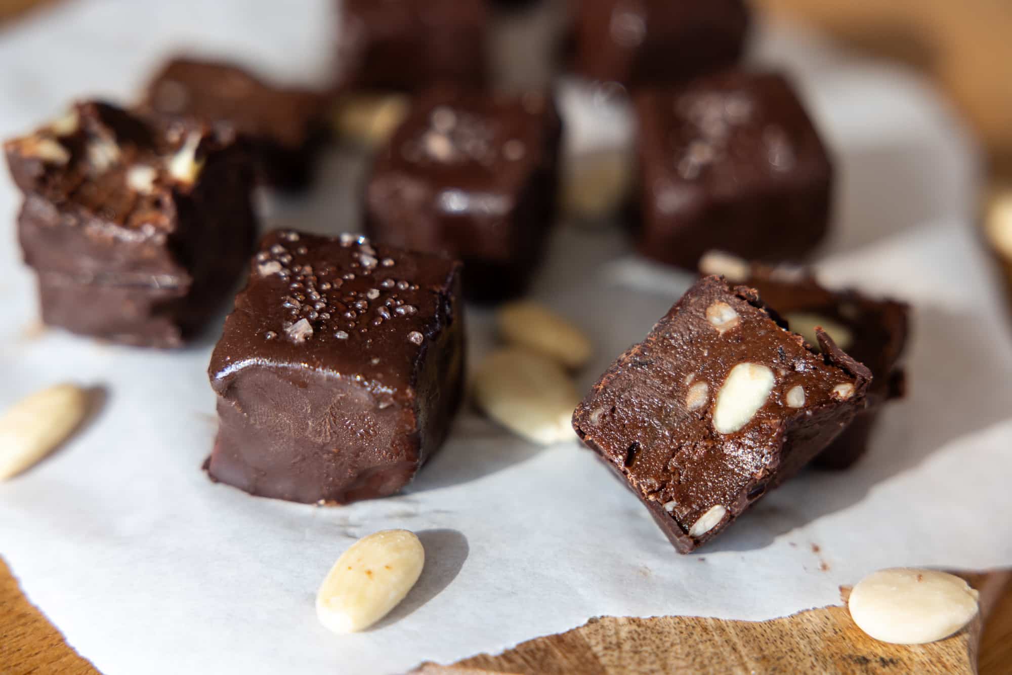 fudgy vegane brownie bites auf einem weißen backpapier