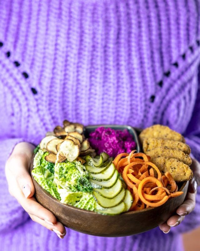 *Anzeige Bowl Food 🍲 Inspo für den Wochenstart: Grünkohlsalat . Eingelegte Gurken . Karotten Zoodles . Topinambur Chips . Rote Beete Dip mit Datteln & Kren . Southern-Style Chicken @lindamccartneyfoodsdach 😍 

#lindamccartneyfoods #vegan #meatfree #veganösterreich #vegan #austria #austrianfoodblog #veganeküche #vegetarischrezepte #frischeküche #bowlfood #buddhabowl #gesundessen