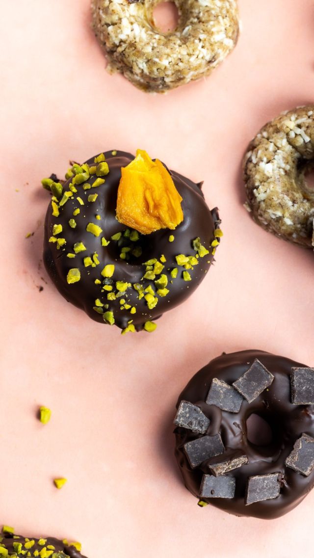 No-bake Vitamindonuts mit einer himmlischen Himbeerschicht 🤩 Meine gesunde Alternative zu frittierten Donuts & Krapfen.

➡️ Holt euch das Rezept zum Ausdrucken unter dem Link in der Bio! 

So macht ihr sie: 

Zutaten für 12 Mini Donuts:

Donutmasse:
• 80 g Mandeln, gemahlen
• 40 g Kokosflocken
• 4 Medjool Datteln, entkernt
• Prise Vanille

Himbeercreme:
• 60 g Himbeeren, frisch
• 2 El Kokoscreme (fester Bestandteil der Kokosmilchdose)
• 1 gehäufter El Kokosöl

Zum Dekorieren:
• 250 g Dunkle Schokolade
• Pistazien, gehackt
• Getrocknete Mangostücke
• Schokonibs mit Stevia

Für die Donutmasse, Datteln entkernen und für 15 Minuten in Wasser einweichen.

Anschließend Wasser abseihen und alle Zutaten für die Masse im Hochleistungsmixer zu einem kompakten Teig mixen.

Diesen in die Mini-Donutförmchen einfüllen. Bei Bedarf die Form vorher mit
Frischhaltefolie auskleiden. Bei einer Silikonform ist das nicht notwendig.

Die Mini-Donuts für 4 h im Gefrierfach fest werden lassen.

In der Zwischenzeit alle Zutaten für die Himbeercreme mixen und kühl stellen. Die
gefrorenen Mini-Donuts damit bestreichen und für eine weitere Stunde in das Gefrierfach stellen.

Nun die Schokolade schmelzen und die Donuts darin wenden und mit den Toppings nach Belieben dekorieren.

Donuts im Kühlschrank oder Gefrierfach aufbewahren. Die gefrorenen Donuts vor
dem Verzehr für 10 Minuten antauen lassen.

#kathikocht #donuts #nobake #healthysnack #dattelliebe #gesundnaschen #vegan #zuckerfrei #fasching #süßes #rezeptidee #innsbruck