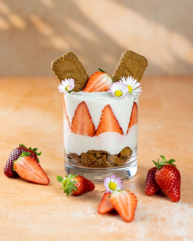 Veganes Osterschichtdessert mit Bananenpudding und Erdbeeren 🍓uuund Lotuskeks-Ohren. 

Veganen Pudding könnt ihr super leicht selber machen. Ich verwende dazu am liebsten Kokosmilch. Wie das funktioniert zeige ich euch hier: 

- 800 ml (2 Dosen) Kokosmilch
- 4 El Maizena
- 1,5 El Agavendicksaft
- 1/2 Tl Vanillemark
- 1 Banane
- 350 g Erdbeeren
- 180 g Lotuskekse+ 6 Stück zum Dekorieren

Kokosmilch mit Vanille und Agavendicksaft in einer Kasserolle erhitzen. Maizena mit einem Schneebesen einrühren und für 5-7 Minuten auf niedriger Hitze unter gelegentlichem Rühren köcheln lassen bis die Masse eindickt.

Banane mit einer Gabel zerstampfen und unter die Puddingmasse rühren. Die Masse für 4 Stunden kalt stellen und je nach Geschmack vor dem Anrichten im Hochleistungsmixer fein mixen. Du kannst diesen Schritt aber auch auslassen, wenn du gerne ein paar Bananenstücke im Pudding hast.

Lotus Kekse Kleinkrümeln und in Gläser füllen. Die Bananencreme darüber verteilen. 1/3 der Erdbeeren in dünne Scheiben schneiden und diese gegen das Glas drücken. 1/3 würfelig hacken und die Mitte der Gläser damit befüllen. Anschließend das restliche Glas mit Puddingcreme auffüllen und mit zwei Lotuskeks-„Ohren“ und halbierten Erdbeeren dekorieren.

👉 Das Rezept gibt’s auch unter dem Link in der Bio zum Ausdrucken. ☺️ 

#kathikocht #osterrezept #biscoff #ostern #dessert #mpreis #rezepte #plantbased #erbeerzeit