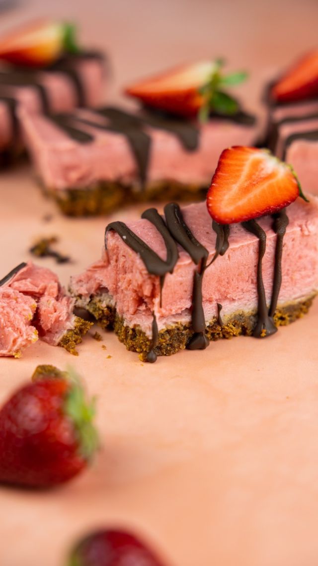 No-bake, no problem - super einfache Erdbeerschnitten wenn ihr mal keine Lust habt den Ofen anzuwerfen. Ihr braucht dazu keine Backkünste, aber bissl Zeit und frische Erdbeeren! 

Das Rezept gibts wie immer zum Ausdrucken unter dem Link in der Bio! ☺️

200 g Biscoff Kekse
75 g Vegane Butter
150 g Kokosjoghurt
350 g Erdbeeren
3/4 TL Vanille
150 g Veganer Frischkäse
6 EL Agavendicksaft
25 g Maizena
300 g frische Erdbeeren
200 g Zartbitterschokolade

Als erstes die Biscoff Kekse in einem Zerkleinerer oder mit der Hand zerkrümeln. Vegane Butter schmelzen und über die Kekse gießen.

Die Masse anschließend zu einem krümeligen Teig verrühren und fest in die Kuchenform drücken. Während die Erdbeercreme zubereitet wird, kann der Boden eingefroren werden.

Erdbeeren waschen und Strunk wegschneiden. Alle Zutaten bis auf Maizena im Hochleistungsmixer cremig mixen.

Die Erdbeermasse in einer Kasserolle langsam erwärmen und das Maizena unter ständigem Rühren untermengen. Die Creme 3 Minuten leicht köcheln lassen.

Anschließend vom Herd nehmen und etwas abkühlen lassen. Die abgekühlte Masse anschließend in die Kuchenform füllen und erneut einfrieren.

Kuchen aus dem Gefrierfach nehmen, 15 Minuten antauen lassen und anschließend in gleich große Schnitten schneiden.

Schokolade über einem Wasserbad schmelzen und die einzelnen Schnitten damit übergießen. Mit halbierten Erdbeeren oder Erdbeerscheiben garnieren. Die Erdbeerschnitten können entweder halbgefroren oder aufgetaut verzehrt werden. Zum Auftauen im Kühlschrank aufbewahren.
 
#kathikocht #nobake #erdbeerkuchen #erdbeerzeit #kuchenliebe #kuchenbacken #küchenideen #kuchenrezept #nobakecake #kuchengehtimmer #erdbeerkuchen