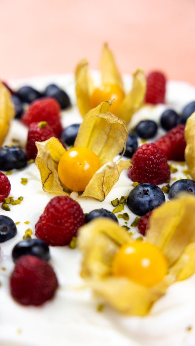 Vegane Pavlova mit Früchten ☺️ Aquafaba, Kokosjoghurt und Früchte machen das Dessert zu einem perfekten Muttertagskuchen. 

Für 1 Pavlova oder 8 Mini Pavlovas:

Aquafaba aus einer Packung Kichererbsen Ceci
220 g Puderzucker
1 EL Maizena
Mark einer Vanilleschote
Kokosjoghurt (alternativ Kokossahne)
Frische Beeren oder andere Früchte nach Wahl

Als erstes den Backofen auf 150°C Heißluft vorheizen und ein Backblech mit Backpapier auslegen.

Kichererbsen abseihen, Abtropfwasser (Aquafaba) für 1 Stunde in den Kühlschrank stellen. Das Aquafaba anschließend mit einem Handmixer zu „Schnee“ mixen. Anschließend nach und nach einen Löffel Puderzucker untermixen. Zuletzt Maizena hinzufügen und zu Ende mixen bis der Schnee steif ist und du die Schüssel umdrehen könntest, ohne, dass die Masse herausfällt.

Die Masse in einen Spritzsack füllen und auf dem Backblech verteilen. Dazu mit dem Spritzsack in der Mitte starten und die Masse schneckenförmig verteilen.

Die Pavlova in den Backofen geben und die Hitze auf 100°C reduzieren. Für 1 Stunde und 15 Minuten backen.
Den Ofen abstellen und die Pavlova darin für 4 Stunden oder über Nacht abkühlen lassen.

Abschließend mit Kokosjoghurt oder Kokossahne bestreichen und mit frischen Früchten dekorieren.

#pavlova #mpreis #muttertag #muttertagsrezepte #veganesdessert #veganisiert #leckerschmevker #kuchen #aquafaba #dessertidee #backenmitliebe