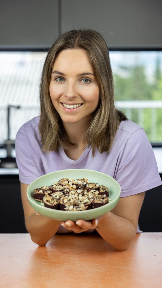 *Anzeige | Glutenfreie Zimtschnecken aus Gemüse? Richtig gehört, mit Tortillas und ein ein paar Basics aus eurer Vorratskammer könnt ihr super einfach einen leckeren, gesunden Snack zaubern. Dabei müsst ihr die Zimtschnecken natürlich nicht mit Gemüse füllen, denn die Vitamine kommen durch die @beetgold.vollgemuese VOLLGEMÜSE Tortillas rein. 😎 Die bestehen nämlich Dank der Verwertung von Gemüsetrester zu 98 % aus Gemüse. Mega cool, oder? Ich habe mich immer schon gefragt wie ich die Obst- & Gemüsereste nach dem Entsaften am besten verwerten könnte und Beetgold hat es geschafft hier eine tolle Lösung anzubieten.

Die VOLLGEMÜSE Tortillas gibt’s in Rote Beete & Karotte - für die Zimtschnecken hab ich mir die Rote Beete Wraps geschnappt. Karotte passt aber auch super und erinnert geschmacklich an Karottenkuchen-inspirierte Zimtschnecken.

Tipp: Ihr könnt die Zimtschnecken natürlich auch einfrieren und nach Lust und Laune portioniert auftauen. Die Tortillas sind nämlich gefroren noch länger haltbar. 

🛒 Wo es die Gemüse-Heros gibt? 
In Österreich bei Interspar/Eurospar, in Deutschland bei Alnatura/Edeka 

Mehr zu @beetgold.vollgemuese Infos unter dem Link in meiner Bio oder schreibt mir gerne in den Kommentaren oder eine DM wenn ihr mehr zu den Produkten wissen möchtet. 😊

#beetgold #vegan #pflanzlicherezepte #tortillas #zimtschnecken #gesundnaschen #simpleeats #kathikocht #zimtschneckenrezept #glutenfreinaschen  #lowcarbnaschen