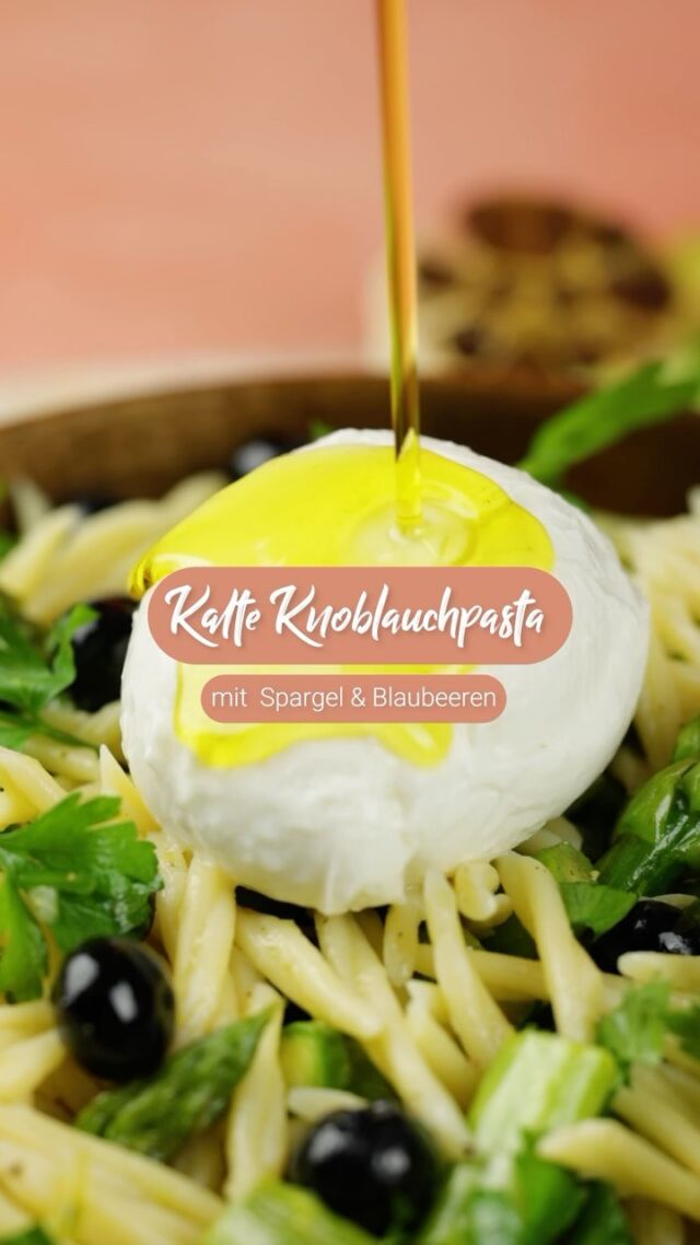 Vielleicht bringt eine kalte Pasta ja den Sommer zurück. 😅 Versucht unbedingt mal die Kombi aus Spargel, Blaubeeren und Zitrone mit Pasta. Super erfrischend und ein paar Vitamine kommen so auch auf den Nudelteller. Das Rezept hab ich hier für euch 👇 oder springt in die heutige Story zum Link zum Ausdrucken. 

1 Knoblauch, ganz
Saft von 1,5 Zitronen
5 EL Olivenöl
250 g Pasta (nach Wahl)
150 g grüner Spargel
200 g frische Blaubeeren
Salz und Pfeffer zum Würzen
1/2 Bund frische Petersilie
Optional: 2 Büffelmozzarella oder Burrata

Für die Knoblauchpasta als erstes Knoblauchkopf anschneiden und den Boden einer Ofenform mit Olivenöl auskleiden. Den ganzen Knoblauch mit der angeschnittenen Seite nach unten in die Form legen. Du kannst gleich mehrere Knoblauchzehen zubereiten und anschließend bis zu 1 Woche im Kühlschrank lagern.
Den Backofen auf 200°C vorheizen und die Knoblauchknospen für 30 Minuten backen.
Die Pasta kochen und abkühlen lassen.
Als nächstes 1 cm des grünen Spargels abschneiden und gleichmäßige Stücke abschneiden. Diese in einer Pfanne mit etwas Olivenöl bissfest anbraten.
Knoblauchzehen mit der Hand ausquetschen und zusammen mit Olivenöl, Spargel, Zitronensaft, Blaubeeren, Salz, Pfeffer und der Pasta vermengen.
Zum Schluss noch Petersilie fein hacken und unter den kalten Pastasalat heben. Je nach Geschmack mit Büffelmozzarella oder Burrata servieren. 

#pasta #nudelsalat #nudelngehenimmer #nudeln #nudelrezepte #pastalovers #pastatrend #mpreis #kathikocht