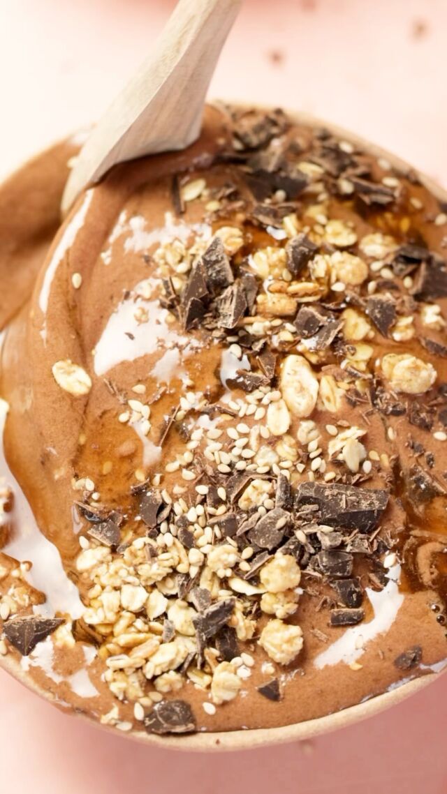 *Ad | Koffein Kick & Sweet Treat am Morgen. Love it! 🤤

3 gefrorene Bananen
1 Verlängerter (mit oder ohne Koffein)
15 g roher Kakao
1 El Dattelsirup

Toppings:
Granola
Schokosplitter
Sesam
Salted Caramel Sirup (zuckerfrei)

Einfach alles mixen, toppen und genießen! Mit meinem neuen Mixer von @froothie funktionieren Nice Creams und Nussmuse so toll. Ich werd euch das nochmal in Ruhe zeigen. 😌

#kathikocht #froothie #nicecream #smoothiebowl #nicecreamrecipes #nicecreambowl #nicecreamporn
