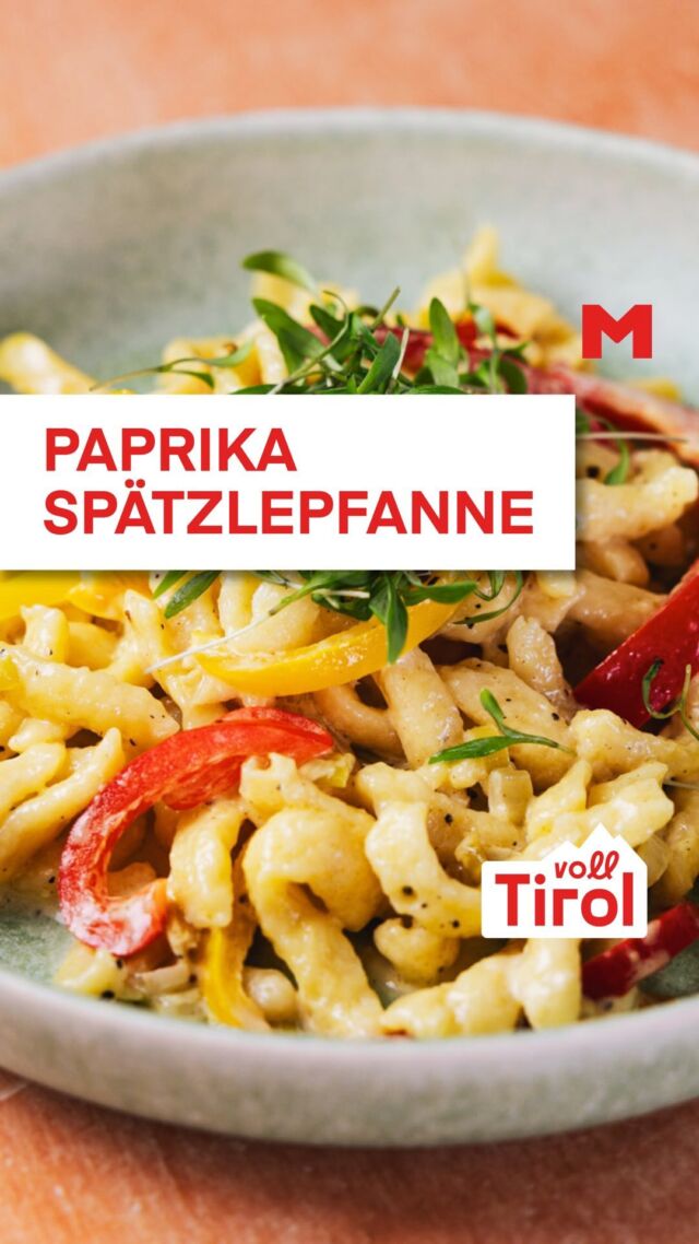 Cremige Paprika Spätzlepfanne mit Zitronen Senfsauce wenn es mal schnell und preiswert sein darf. 🤤👇

1 Pkg. Spätzle
2 Paprika (rot und gelb)
1 Frühlingszwiebel
1 EL heller Essig
1/2 EL Xucker
1 Pkg. Rama Cremefine oder Creme Vega
1 EL Dijonsenf
Saft 1 kleinen Zitrone
3 Knoblauchzehen
Salz und Pfeffer

Für die Tiroler Paprika Spätzlepfanne als erstes Frühlingszwiebel und Knoblauch klein schneiden. 

Paprika waschen und in schmale Streifen schneiden.
Eine Pfanne mit Öl erhitzen und den Knoblauch anbraten. Paprika mit in die Pfanne geben und für 2 Minuten braten lassen.

Anschließend Xucker mit in die Pfanne geben und den Paprika damit karamellisieren. Mit Essig ablöschen.
Nun Frühlingszwiebel mit in die Pfanne geben und kurz anbraten.

Für die Zitronen-Senfsauce, mit Rama, Zitronensaft, Dijonsenf, Salz und Pfeffer verfeinern.

Zuletzt die gekochten Spätzle unterheben und je nach Geschmack mit Sprossen oder Salat servieren.

👉 Rezept zum Ausdrucken unter mpreis.at/stories/rezepte ☺️

#mpreis #kathikocht #günstigkochen #tirolerrezepte #tirolerküch #spätzlepfanne #schnellerezepte #schnellesessen #schnellgemacht #schnellesabendessen #schnellundeinfach