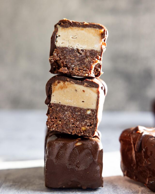 ROHVEGANE KARAMELL BARS 
Ich hab endlich wieder mal ein Rezept aus der rohveganen Bäckerei für euch! Die Basis ist ein Schokoteig, obendrauf kommt eine karamellige Cashewschicht und weil wir ja alle Schoko lieben werden die Bars dann nochmal kräftig in Schoko gewälzt. 😌

Hier erstmal das Rezept für 6-8 Bars:

BODEN 
- 400 g gemahlene Mandeln
- 80 g roher Kakao
- 82 g Dattelpaste
- 1 EL Kokosöl, geschmolzen

FÜLLUNG
- 200 g Cashewmus
- 200 ml Kokoscreme (fester Bestandteil der Koksmilch aus der Dose)
- 1 EL Kokosmus
- 1 EL Kokosblütensirup
- 1 EL Mesquitepulver 
- Vanillemark nach Gefühl 

Dunkle Schokolade + bei Bedarf etwas Kakaobutter 

ZUBEREITUNG
1. Für den Boden alle Zutaten vermengen und gleichmäßig und fest in eine Form drücken. (Silikonformen eigenen sich hierzu am besten - ansonsten die Kuchenform mit Backpapier auslegen hilft auch, um den Raw Cake anschließend leichter rauszubringen.) Den Boden einfrieren bis er fast komplett gefroren ist. 

2. Für die Füllung werden alle Zutaten im Hochleistungsmixer (hierzu ein Tipp weiter unten💡) cremig gemixt. Die Masse verteilt ihr anschließend über dem gefrorenen Boden und friert den Raw Cake wieder ein. Sobald dieser fest ist - das dauert 6-8 h - könnt ihr den Kuchen aus der Form heben und in Bars schneiden.
3. Die Schokolade und bei Bedarf etwas Kakaobutter schmelzen und die Bars darin wälzen. Bis zum Verzehr einfrieren. 
 WANN SCHMECKEN DIE BARS AM BESTEN? 
👉🏻 15 Min antauen lassen & schon könnt ihr sie genießen 🥰

ZUBEREITUNGSTIPP:

✨ Für die Zubereitung habe ich diesmal meine neue Küchenmaschine verwendet. Ich muss gestehen, ich bin Vitamix fremd gegangen, aber zurecht - denn der Hochleistungsmixer von @froothie zerkleinert meiner Meinung nach Nüsse noch besser und schneller. Ein Traum für alle die viel mit Nüssen, Datteln und Co. arbeiten. Ich werd euch den Mixer nochmal gesondert vorstellen und zeigen wie schnell es geht damit Nussmus zu zaubern. 

Jetzt erstmal viel Spaß beim Naschen! 

#rawcake #rawbar #snacktime #healthysnacking #healthyfood #naschen #nobake #froothie #dattelliebe #nussrezepte #glutenfreinaschen