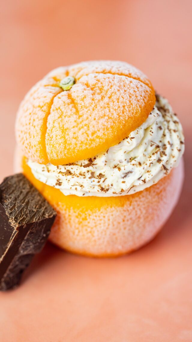 Orangen Mascarpone Creme 🍊 Super einfach und schnell. Geschmacklich erinnert das Dessert an eine Stracciatella Creme mit herbstlicher Note! 

Zum Rezept geht’s unter dem Link in der Bio oder gleich hier zum Abspeichern:

6 Orangen (230 g Orangenpüree)
60 g Xucker
500 g Mascarpone 
1 TL Agar Agar
1/2 TL Vanilleextrakt
etwas dunkle Schokolade, geraspelt

Für die Orangen Mascarpone Creme als erstes 6 ungefähr gleich große Orangen wählen und davon den Deckel und Boden abschneiden, damit die Orange stehen kann.

Die Orangen mit einem Löffel oder anderen Hilfsmittel aushöhlen und anschließend den abgeschnittenen Boden wieder innen in die Orange legen um sie so zu verschließen. Die einzelnen Orangen inklusive Deckel separat einfrieren, sodass sie nicht aneinander im Gefrierfach ankommen.

Das Fruchtfleisch in einen Hochleistungsmixer geben, pürieren und anschließend in einer Kasserolle erwärmen.

Dann die Gelatine einrühren und für ca. 2 Minuten unter ständigem Rühren köcheln lassen. Das Orangenpüree anschließend etwas abkühlen lassen.
Als nächstes Mascarpone cremig rühren, bevor die restliche Zutaten hinzugefügt werden: Xucker, Vanille und das abgekühlte Orangenpüree.

Dunkle Schokolade raspeln oder mit einem Messer Splitter abreiben. Diese unter die Mascarpone-Creme heben und die Creme im Kühlschrank für mindestens 4 Stunden kalt stellen bis die Gelatine dafür sorgt, dass die Creme geliert.

Sobald die Creme fertig ist, kann sie in die gefrorenen Orangen eingefüllt und serviert werden.

#dessert #herbstrezepte #italianfood #foodtrends #desserttime #dessertcreme #süssesgehtimmer #süßerezepte #nachspeise #rezeptinspiration #rezeptefürjedentag #orangen #mpreis #kathikocht #rezeptvideo