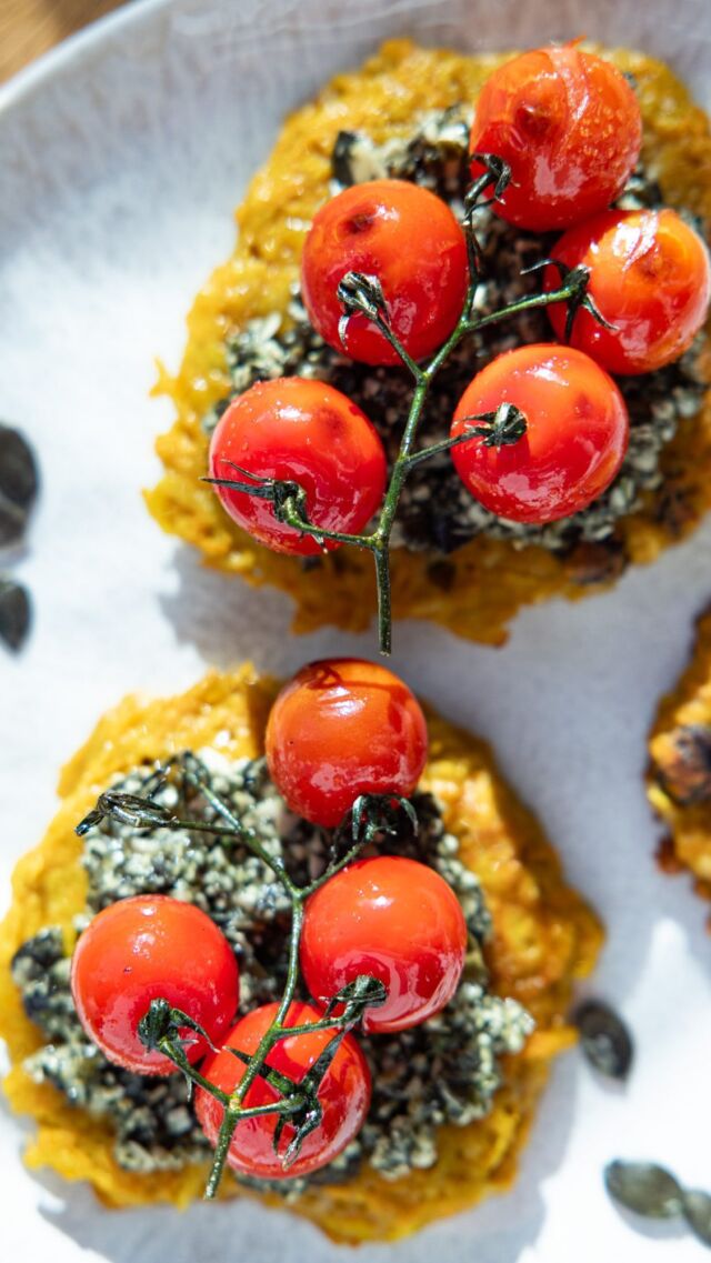 Schnelles Kürbis Rezept! Kürbispuffer mit Kürbiskernpesto - super einfach und knusprig. 😍

Für die Kürbispuffer:
800 g Kartoffeln
800 g Hokkaido Kürbis
8 EL Mehl
2-3 Stk. Eier
2 EL Cranberries, getrocknet
1/2 TL einer Gewürzmischung aus: 1/2 TL Zimt, 1/4 TL Kurkuma, 1/2 TL Ingwer, 1/4 TL Kreuzkümmel, Prise Salz, Prise Pfeffer

Für das Kürbiskernpesto:
200 g Kürbiskerne
180 ml Olivenöl
Saft 1 Zitrone

Außerdem:
400 g Cocktailtomaten
Prise Essig
1/2 TL Zucker

Als erstes das Kürbiskernpesto zubereiten. Dafür alle Zutaten im Hochleistungsmixer krümelig mixen.
Für die Kürbispuffer eine große Schüssel bereitstellen.
Kartoffeln schälen und mit einer Reibe fein reiben. Kürbis halbieren, entkernen, schälen und ebenso fein reiben.
Gewürze, Mehl und Eier hinzugeben und gut vermengen. Zuletzt die Cranberries untermengen.
Eine Pfanne mit Bratöl erhitzen und die Puffermasse mit einem Schöpfer in die Pfanne geben. Von jeder Seite ca. 4 Minuten auf mittlerer Hitze anbraten. Testen, ob die Puffer in der Mitte durch sind, ansonsten noch etwas länger in der Pfanne lassen.

Die Puffer auf einem Küchenpapier abtropfen lassen.
In der Zwischenzeit die Cocktailtomaten in die Pfanne geben und anbraten bis sie leicht gebräunt und weich sind. Anschließend mit etwas Essig ablöschen und mit Zucker für eine weitere Minute in der Pfanne anbraten und karamellisieren lassen.

Zum Schluss die fertigen Kürbispuffer mit Pesto und den karamellisierten Cocktailtomaten belegen und genießen.

Tipp: Die Puffer lassen sich auch wunderbar einfrieren und bei Bedarf im Ofen auftauen.

#kathikocht #kürbis #kürbiszeit #kürbisrezepte #familienrezepte #schnellerezepte #vegetarisch #herbstrezepte #gesunderezepte