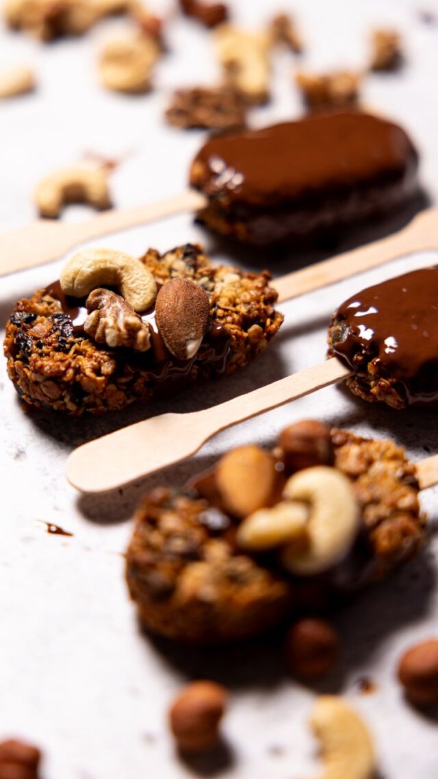Snack mal anders!✨ Müsliriegel am Stiel sind nicht nur ein Hingucker, sondern auch ein gesunder Energiekick für Schule, Büro oder Picknick. Vollgepackt mit 3-Korn-Flocken, Nüssen, Früchten und einem Hauch Zimt – und das Beste: mit Schoko-Überzug! 💥🌰🍑

📌 Hier kommt das Rezept:

Zutaten:
	•	150 g @alnatura Bio 3-Korn-Flocken
	•	50 g Alnatura Bio Kürbiskerne
	•	50 g Alnatura Bio Aprikosen (getrocknet)
	•	50 g Alnatura Bio Cranberrys (gesüßt)
	•	60 g Alnatura Bio Kokosöl
	•	60 g Alnatura Bio Cashewmus
	•	60 ml Alnatura Bio Agavendicksaft
	•	1 TL Alnatura Bio Ceylon Zimt
	•	150 g Alnatura Bio Nusskernmischung
	•	200 g Alnatura Bio Schokolade

So geht’s:
	1.	Ofen auf 175 °C Heißluft vorheizen.
	2.	Kokosöl schmelzen.
	3.	Kürbiskerne, Aprikosen und Cranberrys fein hacken.
	4.	Alles mit den restlichen Zutaten vermengen, in Förmchen drücken, 15 Minuten backen.
	5.	Stäbchen in die warmen Riegel stecken, abkühlen lassen.
	6.	Schokolade schmelzen & Riegel verzieren. Gekühlt lagern. ❄️

💡Tipp: Extra knusprig wird’s mit gehackten Nüssen obendrauf!

#gesundnaschen #müsliriegel #snackidee #kinderliebling #veganerezepte #diysnack #picknickideen #mpreis #kathikocht #schokoliebe #alnaturarezepte
