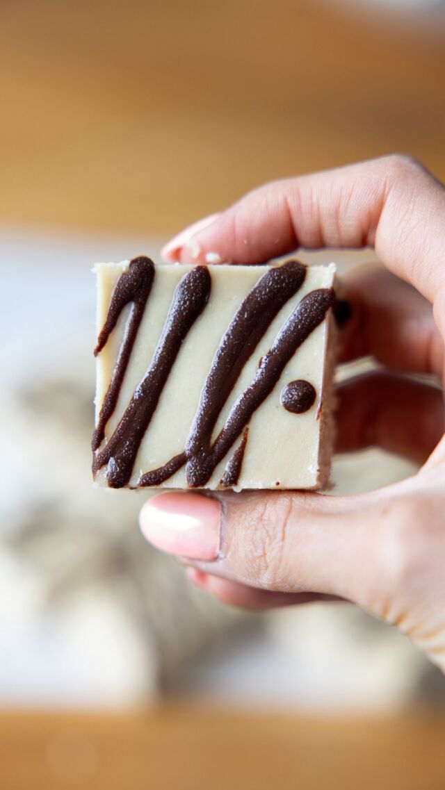 🥥 Kokos Bars – no bake, vegan & zuckerfrei! 

Wenn du Kokos liebst, wirst du diese Bars feiern! Cremig und einfach gemacht – ganz ohne Backofen.

Der Boden besteht aus Kokosmehl, gemahlenen Mandeln & Agavendicksaft – einfach zusammenkneten und ab in die Form.

Obendrauf kommt eine ultra-cremige Schicht aus Kokosmus & Cashewmus – verfeinert mit etwas Vanille.

Kurz einfrieren und nach Lust & Laune mit veganer Schokolade verzieren. That’s it!

Boden:
300 g Kokosmehl
300 g Mandeln gemahlen oder Mandelmehl
120 ml Agavendicksaft
60 ml Kokosöl

Kokoscreme:
500 g Cashewmus
500 g Kokosmus
2 Tl Vanille

Vegane Schokolade zum Verzieren

Für den Boden alle Zutaten zu einem krümeligen Teig verkneten und diesen in eine Form pressen. Für 20 Min. einfrieren.

Für die Kokosschicht alle Zutaten im Hochleistungsmixer verrühren. Die Masse über dem Boden verteilen und einfrieren.

Mit geschmolzener Schoki verzieren wenn du möchtest. 

#kokosbars #nobakebars #veganerezepte #gesundnaschen #zuckerfrei #glutenfrei #snackideen #veganesnaschen #kokosliebe #cashewmus #kathikocht