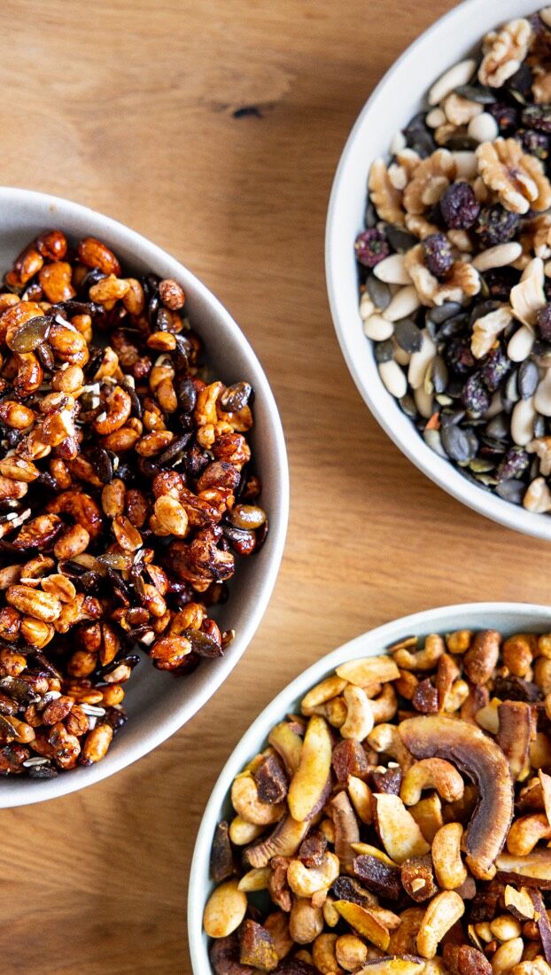 Egal ob beim Wandern, für längere Autofahrten oder einfach als kleine Stärkung im Alltag – ich LIEBE es, meinen eigenen Trail Mix zu machen! Für diesen Post hab ich mich an 3 superleckere Trail Mix Varianten gewagt – alle voller Power und schnell vorbereitet:

✨ Ayurveda-Style: Cashews, Kokoschips & Kurkuma – gibt sofort Urlaubsvibes und lässt sich super mit Müslis und Haferbrei kombinieren
 🌶️ Sweet & Spicy: geröstete Nüsse mit Paprika & Cayenne – perfekt, wenn ich was Herzhaftes brauche
 🌿 Mediterran: Mandeln, Walnüsse & Cranberries – mein Allrounder für jeden Tag der super zu Pasta oder Salaten passt

Ich fülle die Mischungen am liebsten in kleine Schraubgläser – so hab ich immer einen gesunden Snack dabei, der nicht nur satt, sondern auch happy macht. Unser kleiner Mann liebt es damit zu spielen und sie als Rassel zu benutzen. 😅

💬 Die drei Rezept findest du bei @mpreis_at am Blog🧡 oder kommentiere einfach „Trail“ und sie landen direkt in deinem Postfach! 

#vegansnack #trailmixlove #kathikocht #snackinspo #gesundundlecker #wanderlustfood #mealprepmagic