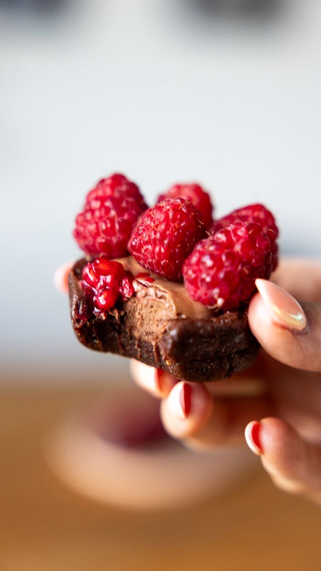 Leckere und gesündere Brownie-Schoko-Mousse-Cups, die ohne raffinierten Zucker und no-bake hergestellt werden. Sie sind gefüllt mit einer cremigen Schokomousse aus Kokosmilch und getoppt mit frischen Himbeeren.

Vegan | glutenfrei | mit Datteln gesüßt 🫶

Zutaten für 6 Stk:

Boden:
- 30 g roher Kakao
- 3 EL Kokosöl
- 6 Datteln
- 100 g Mandelmehl
- Prise Salz

Schoko-Mousse:
- 100 g Kakaomasse
- 50 g Kakaobutter
- 2 EL Dattelsirup
- 200 g Kokosmilch

Himbeeren 

1. Für den Cup Teig alle zutaten im Hochleistungsmixer zu einem Teig mixen und diesen in Silikonförmchen füllen. Einfrieren. 

2. Für die Schoko-Mousse, Kakaomasse und Kakaobutter über einem Wasserbad schmelzen und mit der Kokosmilch und dem Dattelsirup verrühren. 

3. Sobald die Cups gefroren sind die Schoko-Mousse randvoll einfüllen und im Kühlschrank oder Gefrierfach Festwerden lassen. Vor dem Servieren mit frischen Himbeeren dekorieren.

4. Im Kühlschrank oder Gefrierfach aufbewahren. Auftauzeit aus dem Gefrierfach ca. 10-15 Min.

#kathikocht #nobake #vegandessert #nobakedessert #nobakerecipe #nobaketreats #browniecake #gesundnaschen