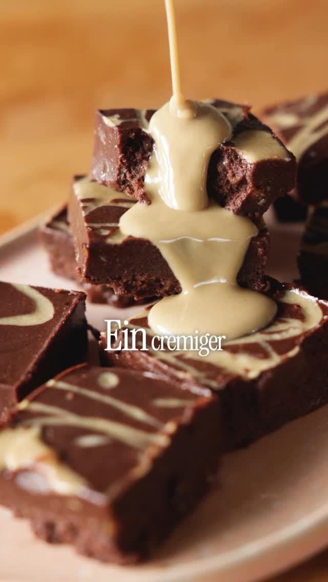 Tahin Fudge – die gesündere Antwort auf Schoko-Gelüste ✨Nur 5 Zutaten, in 10 Minuten fertig – und so unglaublich cremig! Das perfekte No-Bake-Rezept für alle, die Süßes lieben, aber bewusst genießen wollen.

Zutaten: • 200 g Dattelmus • 300 g helles Tahin • 70 g roher Kakao • 50 g geschmolzenes Kokosöl • 1 Prise Salz • helles Tahin & Meersalz zum Verzieren

Zubereitung: Alles im Mixer cremig pürieren, in eine Form füllen, einfrieren, in Stücke schneiden & nach Lust mit Tahin + Salz toppen. Fertig ist dein gesunder Schoko-Fudge!

#kathikocht #fudge #nobake #nobakedessert #gesundnaschen #naschen #schokoladenliebe #indulge