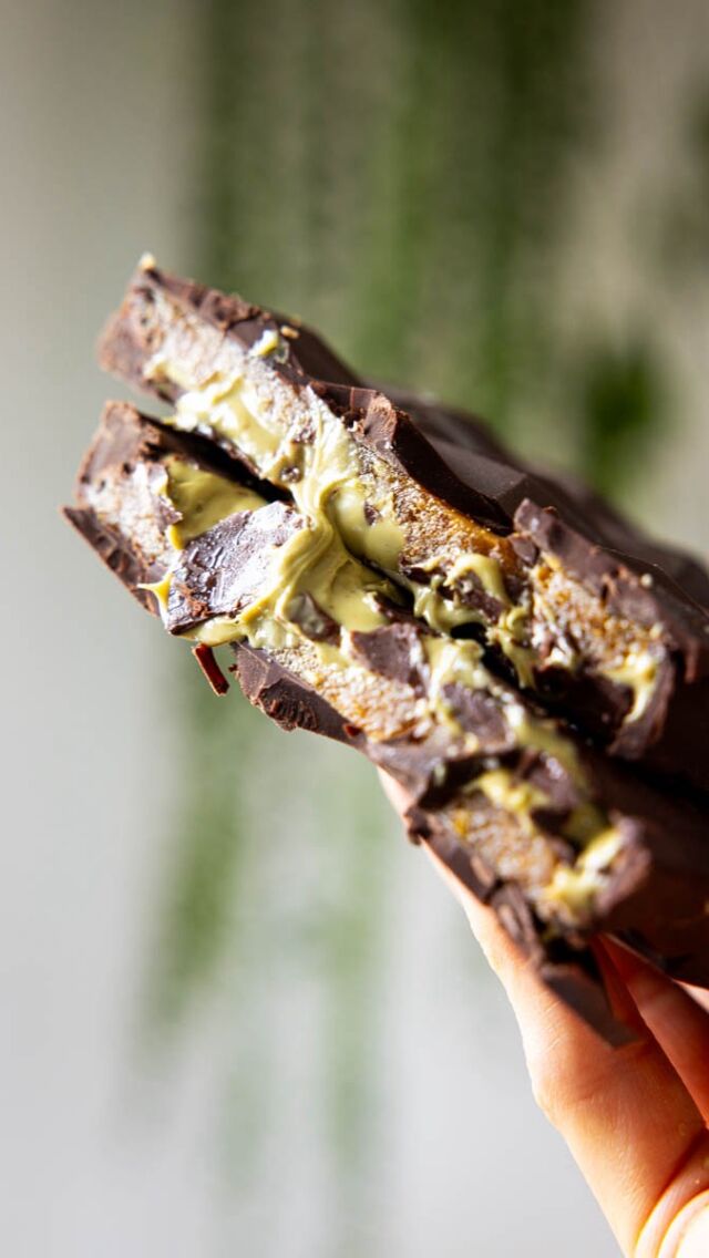 Selbstgemachte Schoki-Time. 52 Mal im Jahr! Heute startet meine DIY Schokoladenserie. Jede Woche gibt’s neue Schokoladen Inspo. Vegan & ohne raffinierten Zucker. Alle Schokoladen sind gesünder als gekaufte und definitiv extravaganter.
 Woche 1 startet mit einer Dub…nein, das hier ist keine fancy Dubai-Schokolade – sondern meine eigene klassische Pistazien-Dattel Schoki. 💚 Ich selber bin kein Fan von der Dubai Schokolade. Und ganz ehrlich: ich teile nur Rezepte, die ich selbst LIEBE und auch wirklich feiere – und diese hier ist ein absoluter Favorit!

✨ Zartschmelzende selbstgemachte Schokolade ✨ cremiges Pistazienmus ✨ natürliche Süße aus Datteln mit Dattelmus und Dattelsirup (*Unbezahlter Tipp, reine Produktliebe: @dattelbaer.at ) 

Alles, was du brauchst, um ohne schlechtes Gewissen zu naschen:

- 200 g Kakaomasse
- 70 g Kakaobutter
- 3-5 EL Dattelsirup (je nach Geschmack)
- Pistazienmus (je nach Formgröße einfüllen)
- Dattelpaste (je nach Formgröße einfüllen)

✌🏼 Meine verwendetet Schokoform hat 13x25 cm. 

Für die Schokolade Kakaomasse und Kakaobutter über einem Wasserbad schmelzen und mit dem Dattelsirup süßen. In eine Schokoladenform füllen und ein paar Minuten einfrieren bis die Schokolade festgeworden ist.

Dattelpaste und Pistazienmus verteilen und die Form mit der restlichen Schokolade füllen.

Im Gefrierfach festwerden lassen und fertig ist deine selbstgemachte Pistazien-Dattel Schoki.

#homemadechocolate #pistazie #datenightwithdates #veganerezepte #schokoladegehtimmer #nobake #kathikocht
