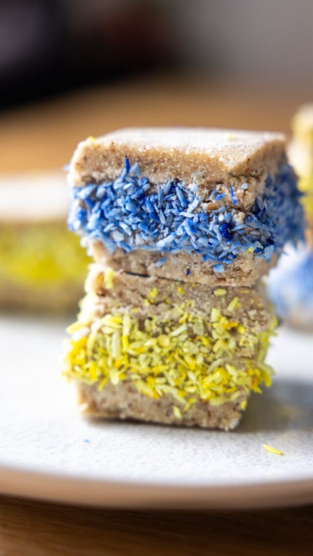 No-Bake Nice Cream Sandwich Time! Cremig, fruchtig & einfach zum Dahinschmelzen – und das Beste: ganz ohne Haushaltszucker & ohne Eismaschine! ✨ Hoffentlich kommt mit diesem Rezept der Sommer nach Tirol zurück. 

Das steckt drin: 🥜 Nussmus + gemahlene Mandeln = zarte, schokoladig-nussige Böden 🍌 Gefrorene Bananen + Kokos = sommerlich-frische Nice Cream 🍫 Optional: in Schokolade tunken oder mit Kokosflocken toppen 

Perfekt für heiße Tage, Sommerpartys oder einfach als gesunder Snack zwischendurch!

Kommentiere NICE für das Rezept! ❤️

#veganicecream #nicecreamsandwich #veganfoodlove #gesundnaschen #veganerezepte #eisliebe #sommerküche #kathikocht #mpreis #nicecream