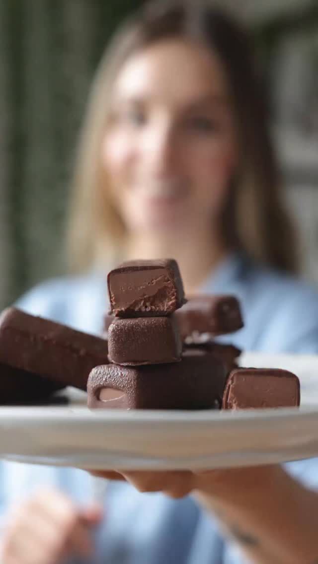Schokomousse im Riegel? Ja, das geht wirklich – und zwar no-bake, vegan & in nur 15 Minuten. Ich hab meine Lieblingsmousse in einen Riegel gepackt und es funktioniert! Und auch noch so einfach. Das Rezept ist perfekt, wenn du Lust auf etwas Süßes hast, das cremig, schokoladig & trotzdem healthy ist.

Je länger du die Riegel im Kühlschrank antauen lässt, desto mehr verwandeln sie sich in eine cremige Mousse im Schokomantel. Ich beiße am Liebsten nach 10-15 Minuten schon rein, aber das ist Geschmackssache. 

Zutaten für 8 Stück: 

- 350 ml Kokosmilch (festen Bestandteil aus der Dose abschöpfen)
- 100 g Vegane Dunkle Schokolade oder DIY Schokolade aus Kakaopaste und -butter
- 3,5 EL Dattelpaste
- 70 g Cashewmus

Schokolade zum Ummanteln

Alle Zutaten vermixen und in Förmchen füllen. Einfrieren und die feste Mousse mit geschmolzener Schokolade ummanteln. Fertig ist deine Schokomousse im Riegel.

Du hast Lust auf das Originalrezept meiner Veganen Mousse au Chocolat? Kommentiere MOUSSE und das Rezept landet direkt in deinem Postfach! ❤️

#nobake #vegandessert #schokomousse #healthyindulgence #plantbased #nobakedessert #kathikocht