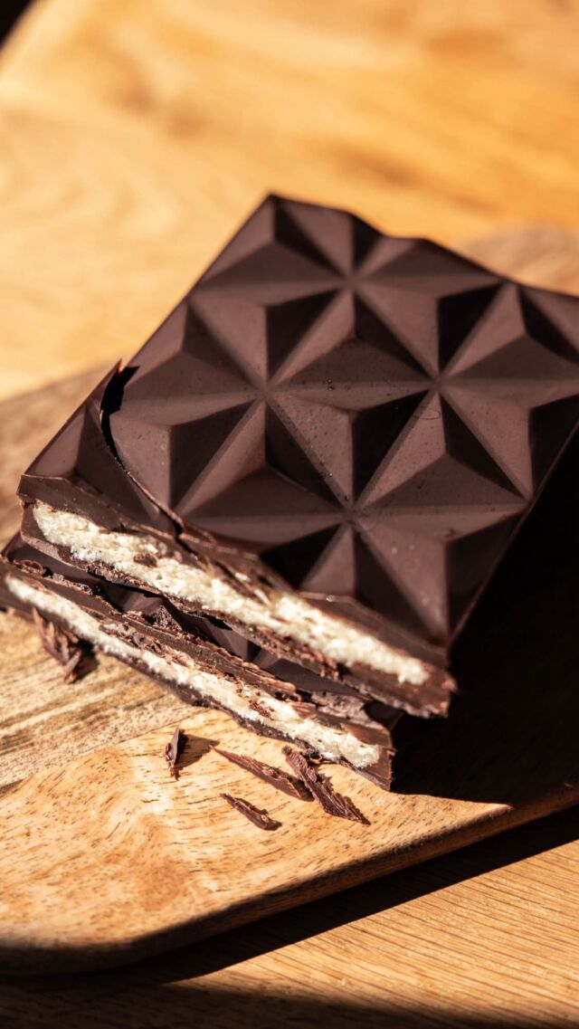 Woche 2/52 Hausgemachte, gesündere Schokolade: Gesündere Raffaello-Style-Schokolade kannst du super einfach selber machen. Ohne weißen Zucker, ohne künstliche Zusätze – nur pure, hausgemachte Liebe. 💛 Je mehr Dattelsirup du in die Schokolade gibst desto leichter und süßer schmeckt sie. Ich liebe 99% Zartbitter - daher ist das Rezept ziemlich herb. Aber wie gesagt, du kannst dich mit der Süße austoben. 

Schokolade:
* 350 g Kakaopaste
* 200 g Kakaobutter
* 8 EL Dattelsirup (für herben Geschmack, sonst mehr)
* 1 TL Bourbon-Vanille

Raffaello-Füllung:
* 100 g weißes Mandelmus
* 25 g Kokosflocken
* 1 EL Kokosöl (geschmolzen)
* Mark von 1 Bourbon-Vanilleschote
* Optional: ein paar Tropfen natürliches Kokosaroma

Für die Schokolade, Kakaopaste und -butter über einem Wasserbad schmelzen. Dattelsirup und Vanille einrühren. 220 g der Schokolade in die Form füllen und einfrieren. Für die Kokoscreme alle Zutaten im Hochleistungmixer vermengen. Die Kokoscreme in die Form füllen und am Rand etwas Abstand lassen. Mit der restlichen Schokolade auffüllen und einfrieren bis die Schokolade festgeworden ist.

#kathikocht #schokolade #nobake #schokotäfelchen #schokolademachtglücklich #gesundnaschen #veganerezepte
