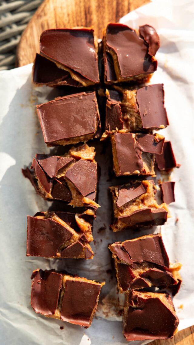 No-Bake Double Caramel Bars 🤎
Eine Schicht cremiges Dattelkaramell, ein schokoladiger Boden mit Karamellnote und knackige Schokoschicht on top – diese Bars sind die perfekte Mischung aus gesund & so lecker, dass du dir nicht sicher bist, ob sie wirklich ein gilt-free treat sind. Sind sie aber, denn sie sind no-bake, vegan, glutenfrei und nur mit Datteln gesüßt. Und das Beste? Du brauchst wie immer keinen Ofen.

Boden: 
- 200 g Cashewmus in Rohkostqualität
- 30 g Roher Kakao
- 60 g Haselnussmehl
- 20 g Mesquitepulver
- 20 g Kokosöl, geschmolzen
- 2 EL Dattelsirup

Karamellschicht: 
- 220 g Medjool Datteln
- 60 g Kokosmilch

Vegane Schokolade zum Toppen 

1. Für den Boden alle Zutaten im Hochleistungsmixer zu Teig mixen und diesen in eine Form füllen. 

2. Für das Dattelkaramell Dattelpaste oder Datteln mit Kokosmilch cremig mixen. Über der Schoko-Karamellschicht verteilen. 

8. Schokolade über Wasserbad schmelzen und in die Form füllen. Alles einfrieren und sobald festgeworden in Stücke schneiden. 

Das Dattelkaramell bleibt relativ weich, also nicht wundern, wenn es nach dem Einfrieren nicht hart geworden ist. 

Du kannst die Bars im Kühlschrank aufbewahren und sofort genießen oder einfrieren und musst dann einfach 15 Minuten warten bis sie die (für mich) perfekte Konsistenz haben 

Lass sie dir schmecken! Ich bin schon bei Stück No. 2 für heute angelangt. 🤭

❤️ TIPP für Rohkost-Lover: No-bake oder rohvegan? Wenn du die Bars komplett rohvegan zubereiten möchtest, verwende statt Dattelsirup Kokosblütensirup in Rohkostqualität und bereite die Schokolade selbst aus Kakaobutter und - paste zu.