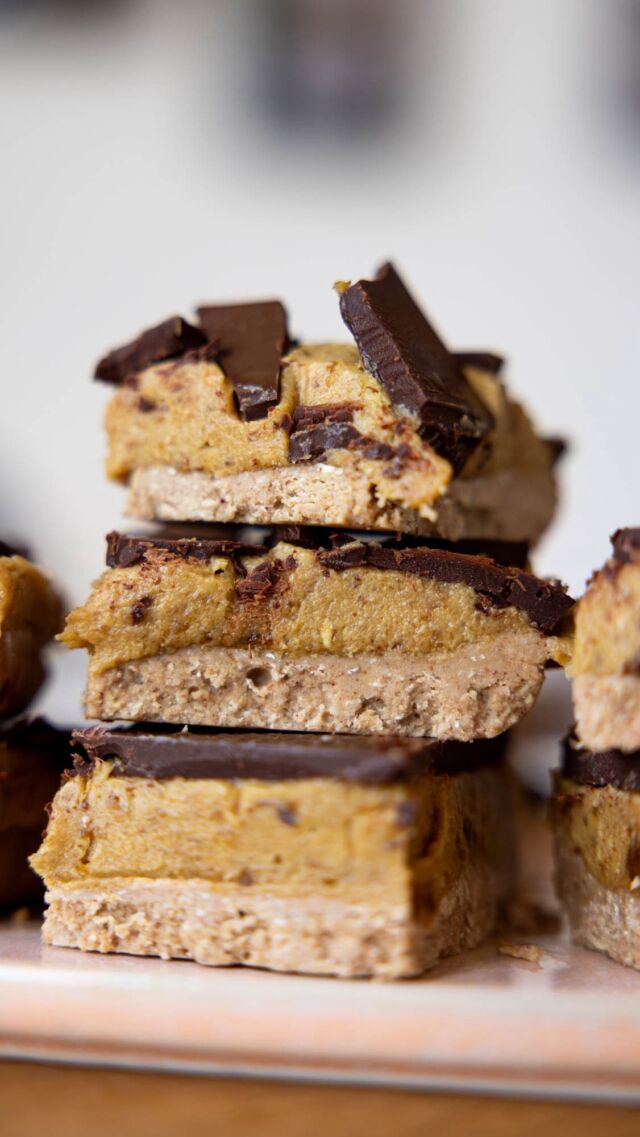 ✨ No-Bake Bananen-Twix ✨

Aus einer kleinen Snack-Idee für meinen Sohn wurde DIE Süßigkeit: Twix-Style Bars mit Bananengeschmack– nur gesünder, no-bake und ganz ohne raffinierten Zucker. 🤍 Mit Datteln gesüßt. 

Das steckt drin:

Boden: 
120 g glutenfreies Hafermehl
125 g Cashewmus
60 g @dattelbaer.at Dattelzucker
30 g Bananenpulver
65 ml geschmolzenes Kokosöl

Dattelkaramell:
300 g @dattelbaer.at Dattelpaste
40 ml geschmolzene Kakaobutter
60 ml Kokosmilch

Topping:
geschmolzene @dattelbaer.at Dattelschokolade

1. Boden-Zutaten im Hochleistungsmixer zu einem Teig verarbeiten, in die Form drücken & kalt stellen.
2. Karamell-Zutaten cremig mixen, auf dem Boden verteilen.
3. Mit geschmolzener Schokolade toppen und einfrieren.
4. In Stücke schneiden & im Kühlschrank oder Gefrierfach lagern.

#bananentwix #nobakerezept #rohvegan #dattelliebe #gesundnaschen #veganerezepte #dattelbär #kathikocht