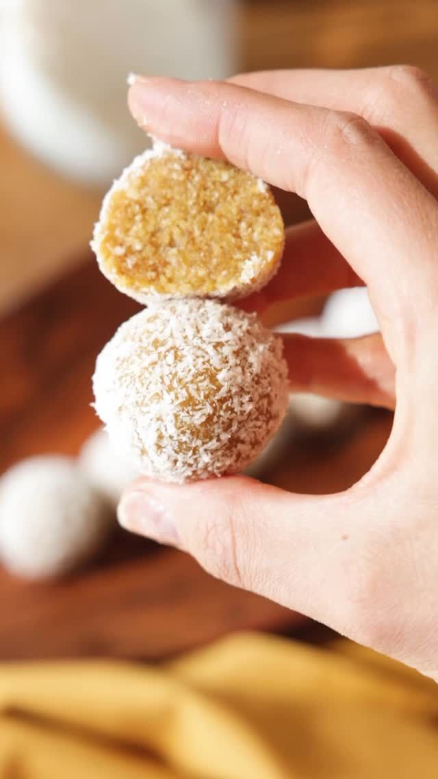 Wenn du Mango liebst, wirst du diese no-bake Bällchen feiern! Perfekt als gesunder Snack für zwischendurch – komplett ohne zugesetzten Zucker und in nur wenigen Minuten gemacht. 💛

Zutaten:
- 350 g Cashews
- 20 g gefriergetrocknetes Mangopulver
- 1 TL Kurkuma
- 200 g Kokosflocken
- 200 g Dattelpaste 
- Zum Wälzen: Kokosflocken

Zubereitung:

Cashews, Mangopulver, Kokosflocken und Dattelpaste in einen Mixer geben.

Mixen, bis eine klebrige Masse entsteht.

Kleine Kugeln formen.

In Kokosflocken wälzen – fertig! 🥥💫
Ab in den Kühlschrank oder gleich snacken!

Speichere dir das Rezept für später & markiere jemanden, der Mango genauso liebt wie du! 🤭

#veganerezepte #snackideen #nobake #energiebällchen #rohvegan #mangosnack #kathikocht