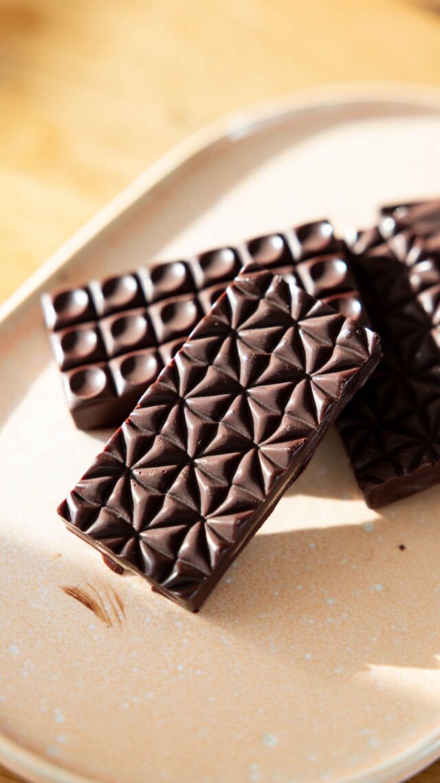 COOKIE DOUGH + SCHOKO = TRUE LOVE 
Woche 4 von 52 – und ich sag’s dir: Diese Cookie Dough Schokolade ist sooo gut. So gut, dass du eventuell alles auf einmal essen willst. (Kein Urteil. 😌)

Hier kommt das Rezept das nicht mal 30 Minuten dauert:

Cookie Dough Füllung: 

112 g Mandelmehl 
136 g Mandelmus, hell 
55 g Kokosöl, geschmolzen
80-100 g Ahornsirup hell
1 Tl Vanillemark 
1 Hand voll vegane Schokoraspel oder Schoko Drops Zartbitter

Schokoladenbasis:

175 g Kakaopaste 100 g Kakaobutter
3-4 gehäufte EL Kokosblütenzucker oder Dattelzucker

Paste und Butter überm Wasserbad schmelzen, Zucker hinzufügen und gut verrühren. In die Form füllen und kühlen.

Füllung verrühren und in die Förmchen geben, mit Schokolade bedecken & kaltstellen. Fertig ist deine knackige Cookie Dough-Schoki!

📦 Im Kühlschrank aufbewahren. 

#veganeschokolade #nobakerecipes #cookiedoughlove #kathikocht #rohvegan #gesundnaschen #vegansnacks #52wochen52rezepte