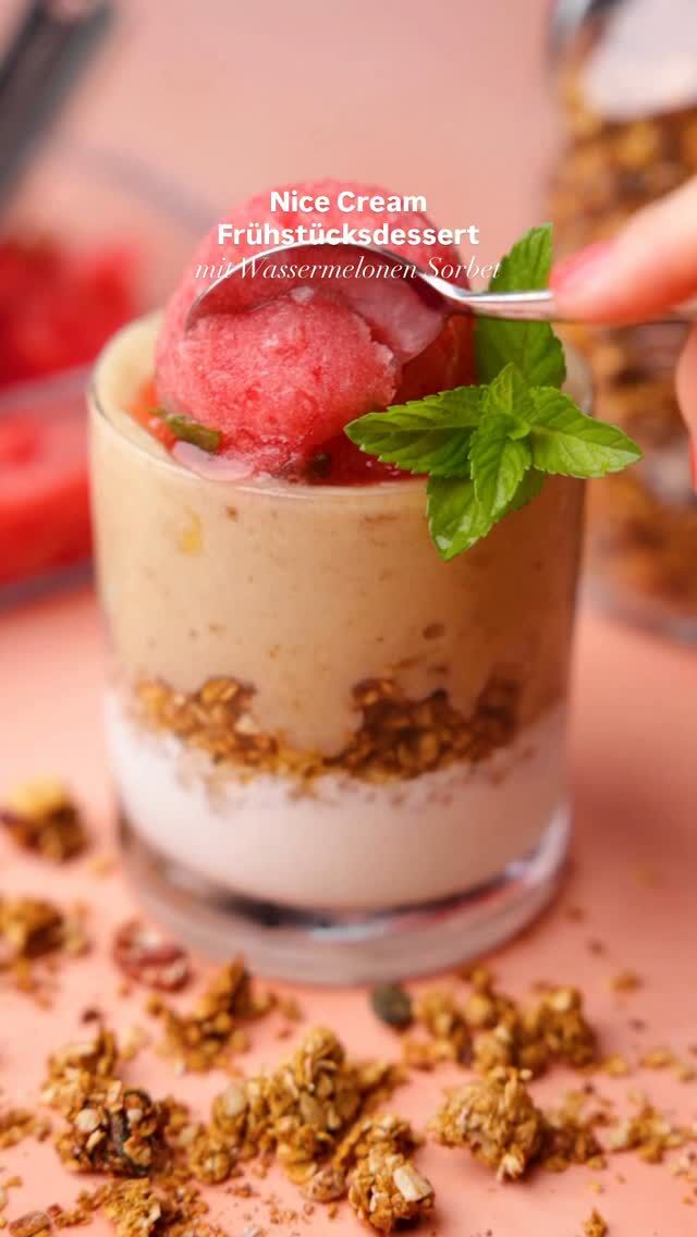 Dieses Frühstück schreit nach “Please Summer Stay” ♥️. Mit @mpreis_at gibt’s heute ein darmfreundliches Frühstücksdessert aus Nicecream, Wassermelonen Sorbet und Granola. 

Das Rezept findest du direkt bei @mpreis_at am Blog oder kommentiere “Wassermelone” und es landet in deinem Postfach. 

#mpreis #kathikocht #wassermelone #frühstücksideen #nicecream