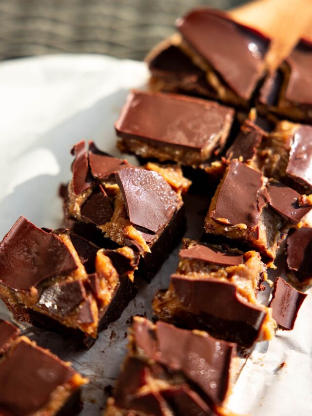 DOUBLE CARAMEL OBSESSION 🤎 #septemBAR
Gesünder, no-bake & süchtig machend!
Diese Bars schmecken wie ein sündiger Desserttraum – dabei sind sie roh, vegan, glutenfrei und kommen ganz ohne Industriezucker aus. 

Cremiges Dattelkaramell, ein fudgy Boden mit Schoko-Karamellnote & knackige Schokoschicht obendrauf.

✨ REZEPT

Boden:
▫️200 g Cashewmus (roh)
▫️30 g roher Kakao
▫️60 g Haselnussmehl
▫️20 g Mesquitepulver
▫️20 g Kokosöl (geschmolzen)
▫️2 EL Dattelsirup

Karamellschicht:
▫️220 g Medjool Datteln
▫️60 g Kokosmilch

Topping:
▫️vegane Schokolade

1. Alle Boden-Zutaten mixen & in eine Form drücken.
2. Datteln mit Kokosmilch cremig mixen & draufgeben.
3. Schokolade schmelzen, obendrauf verteilen & alles einfrieren.
4. In Stücke schneiden & genießen! (Tipp: Das Karamell bleibt weich!)

📌 Speichern & beim nächsten süßen Gusto ausprobieren!

#nobakebars #vegannascherei #dattelkaramell #rohkostrezepte #veganerezepte #glutenfrei #healthyvegan #kathikocht