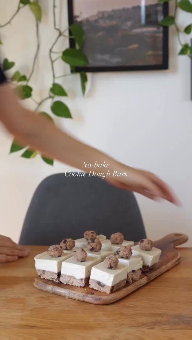 SeptemBAR is on – Los geht’s mit No-Bake Cookie Dough Bars ✨🍪

Wenn Cookie Dough und Vanillecreme ein Baby hätten – es wären diese Bars. Roh, vegan, glutenfrei und ohne raffinierten Zucker. Super cremig, super schnell gemacht & perfekt für deine gesunde Naschlade! 

📌 Speichern nicht vergessen – du wirst sie öfter machen wollen!

Boden (Cookie Dough):
* 40 g Kakaobutter, geschmolzen & abgekühlt
* 60 g Kokosöl, geschmolzen & abgekühlt
* 80 g Dattelzucker
* 150 g Mandelmehl
* 5 EL Kokosmilch
* 100 g Schoko-Drops

Alle Zutaten verrühren & verkneten. In eine Form drücken und kaltstellen. Lass etwas Teig übrig und forme daraus Cookie Dough Kugeln die du nachher als Deko verwenden kannst. 

Vanillecreme:
* 256 g Cashewmus
* 240 ml Kokosmilch
* 100 ml Agavendicksaft
* Mark 1 Bourbon Vanilleschote
* Prise Salz
* 100 ml Kokosöl, geschmolzen und abgekühlt 

Alle Zutaten bis auf das Kokosöl mixen. Dieses erst am Ende langsam unterrühren und nicht zu lange mixen/rühren. Vanillecreme auf den Boden geben, glattstreichen & einfrieren. Danach schneiden & genießen!

Das Rezept ist Teil meiner neuen Serie #SeptemBAR. 

#cookiedoughbars #vegannaschen #septemBAR #gesundesnacks #nobakedessert #rohvegan #kathikocht #veganerezepte #glutenfrei #ohnezucker
