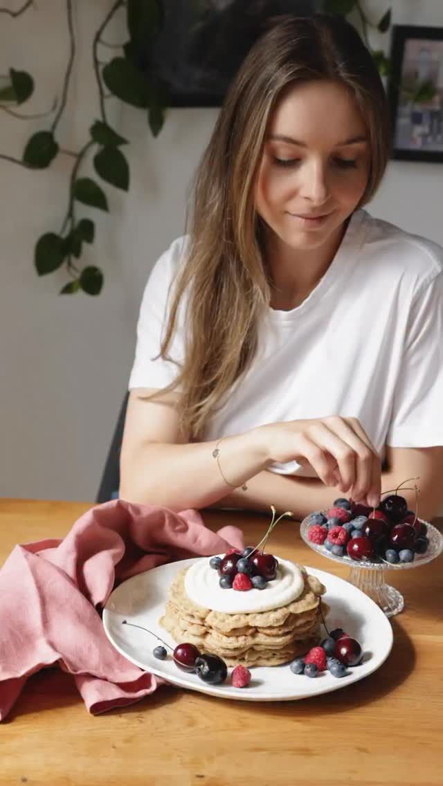 Diese gesünderen Bananen Waffeln sind das perfekte Wohlfühl-Rezept für die ganze Familie. Sie kommen ganz ohne zusätzlichen Zucker aus, denn die Süße stammt nur von reifen Bananen. Mit einer fluffigen Basis aus Haferflocken, Buttermilch, Zimt und einem Hauch frischem Ingwer werden die Waffeln herrlich aromatisch. Getoppt mit cremigem Ricotta, etwas Honig und frischen Beeren, verwandelst du sie in ein Sonntags-Frühstück deluxe – oder du servierst sie pur als nährstoffreichen Snack zwischendurch.

👉 Das Rezept gibt’s wie immer bei @mpreis_at am Blog oder du bekommst es mit dem Kommentar “Waffeln” direkt in dein Postfach. 

#kathikocht #waffelliebe #babyrezepte #gesundesfrühstück #waffeln #mpreis #frühstücksideen #waffelnzumfrühstück