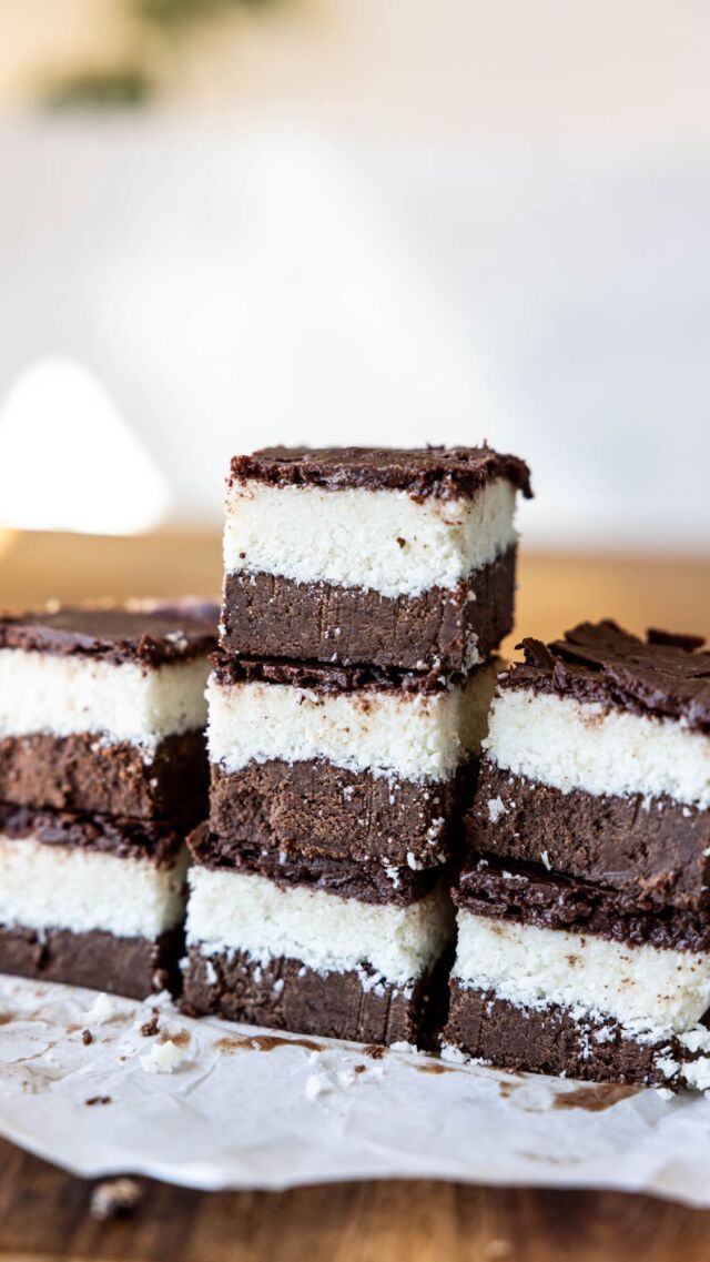 #SeptemBAR Kokos Bananen Bars – wie gesunde Schokobananen und Bounty in einem! Glutenfrei | vegan | ohne raffinierten Zucker
 Wenn du auf süß, schokoladig und fudgy stehst, wirst du diese no-bake Bars lieben. 

Speichern & teilen nicht vergessen – und jetzt zum Rezept 👇

Boden: – 200 g Cashewmus (Rohkostqualität) – 30 g roher Kakao – 70 g Mandelmehl – 25 g Bananenpulver – 20 g geschmolzenes Kokosöl – 3 EL Dattelsirup 
Alles zu einem Teig vermengen, in eine Form drücken und kaltstellen.

Kokosschicht: – 200 g Kokosflocken – 60 g Kakaobutter (geschmolzen) – 150 ml Kokosmilch – 50 ml Agavendicksaft 
Alles mixen, auf den Boden geben und nochmal kühlen.

Schokoladen Ganache: – 100 g Kakaopaste – 50 g Kakaobutter – 100 ml Kokosmilch – 35 ml Agavendicksaft 
Kakaopaste und -butter über einem Wasserbad schmelzen, Agavendicksaft unterrühren und die Masse abkühlen lassen bevor du die Kokosmilch einrührst. Nicht zu lange rühren, denn sonst bricht die Mischung. Ganache über die Kokosschicht gießen, kaltstellen – fertig!

Am besten über Nacht kühlen und am nächsten Tag in Riegel schneiden. Im Kühlschrank lagern (oder im Gefrierfach - ca. 20 Minuten antauen lassen bevor du mit dem Naschen loslegst.) 

#rohvegan #nobakebars #kokosbananenbars #gesundnaschen #vegandessert #kathikocht #naschen #cleanbaking #zuckerfrei #nobake