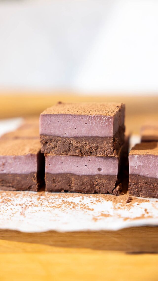 No-Bake Erdbeer Brownie Bars | 🌱 Roh, glutenfrei, ohne Backen – perfekt für jede Jahreszeit und gesunde Naschmomente.
Perfekt für alle Fans der Schoko-Frucht Kombi. Liebst du sie auch oder bist du eher ein reiner Schoko Lover?

Boden: – 200 g Cashewmus (Rohkostqualität) – 30 g roher Kakao – 60 g Mandelmehl – 20 g geschmolzenes Kokosöl – 2 EL Agavendicksaft

Einfach alle Zutaten für den Boden im Hochleistungsmixer vermengen, in eine Form drücken & kühlen. 

Erdbeerschicht: – 180 g Cashewmus – 3 EL gefriergetrocknetes Erdbeerpulver + etwas Erdbeeraroma – 120 g Kokosmilch – 60 g Agavendicksaft – 25 g Kakaobutter, geschmolzen 

Für die Erdbeercreme ebenso alle Zutaten vermixen, auf dem gekühlten Boden verteilen, wieder mindestens 4 h kühlen (am besten einfrieren) & genießen!

Antauzeit bei Lagerung im Gefrierfach: ca. 20 Min. 

#nobake #veganerezepte #rohvegan #vegansnack #gesundnaschen #erdbeerliebe #brownielover #kathikocht #vegandeutschland #veganösterreich #gesundundlecker #darmfreundlichessen #veganesdessert #veganesnaschen