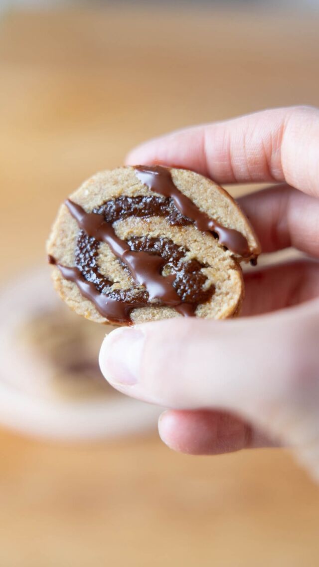 Süß, zimtig & einfach gemacht – vegane No-Bake Zimtschnecken mit dem Besten von @dattelbaer.at 💛
Ein Snack zum Verlieben – roh, vollgepackt mit Nährstoffen & ganz ohne Backen!

Rezept für ca. 10-12 Schnecken:

Teig:
- 200 g Mandelmehl
- 150 g Dattelpaste
- 70 g Mandelmus
- 30 ml Kokosmilch
- 1 TL Zimt

Alles in einem Mixer vermengen & kurz mit der Hand verkneten. Dann 0,3–0,5 cm dick ausrollen.

Füllung:

Mit der Dattel-Haselnuss Creme von @dattelbaer.at bestreichen & einrollen.
1 cm dicke Schnecken abschneiden & kühl stellen.

Topping:

1/2 Packung der Dattelschokolade von @dattelbaer.at schmelzen & dekorieren.

Kurz ins Gefrierfach – fertig zum Snacken! 😍

💡 Tipp: Ideal als Meal-Prep Snack oder gesunde Nascherei zwischendurch!

#rohvegan #nobake #zimtschnecken #gesundnaschen #dattelbär #veganerezepte #darmfreundlich #snackideen #kathikocht