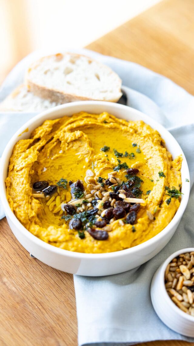 Herbstzeit ist Hummuszeit – aber bitte mit Kürbis & einem Hauch Harissa. Ich liebe es, wie dieser Hummus alles vereint, was ich an herzhafter Soulfood-Küche mag: gerösteter Hokkaido, cremige Kichererbsen, selbstgemachtes Sonnenblumenkernmus (so easy!) und ein würzig-süßes Topping, das einfach alles abrundet. 🧡

Am liebsten löffle ich ihn direkt aus der Schüssel – aber als Brotaufstrich oder Dip passt er genauso gut. Und: Das Mus kannst du easy vorbereiten und in vielen anderen Rezepten weiterverwenden. Speichern nicht vergessen – das Rezept ist ein echter Herbst-Allrounder. 📌

Wie immer findest du das Rezept auch direkt auf der mpreis Webseite & in der App!

Sonnenblumenkernmus:
300 g Sonnenblumenkerne ohne Öl rösten → im Hochleistungsmixer mixen, bis ein cremiges Mus entsteht

Hummus:
1 Hokkaido, kleingeschnitten, 350 g Kichererbsen, 2 Knoblauchzehen

→ 20 Min bei 180 °C backen
→ mit 100 g Sonnenblumenkernmus, 50 ml Wasser, 50 ml Olivenöl, 2 EL Ahornsirup & Salz cremig mixen

Topping:
2 EL Sonnenblumenkerne, 1 EL Mandelsplitter, 1 EL Rosinen, 1 Prise Harissa, 1 EL Olivenöl

→ Alles kurz anrösten

Finish:
Hummus anrichten, mit Topping & Olivenöl servieren ✨

Tipp: Zimt, Muskat, Chili oder Ingwer passen super für die extra Würze.

#kathikocht #hummus #kürbis #herbstrezepte #herbstküche