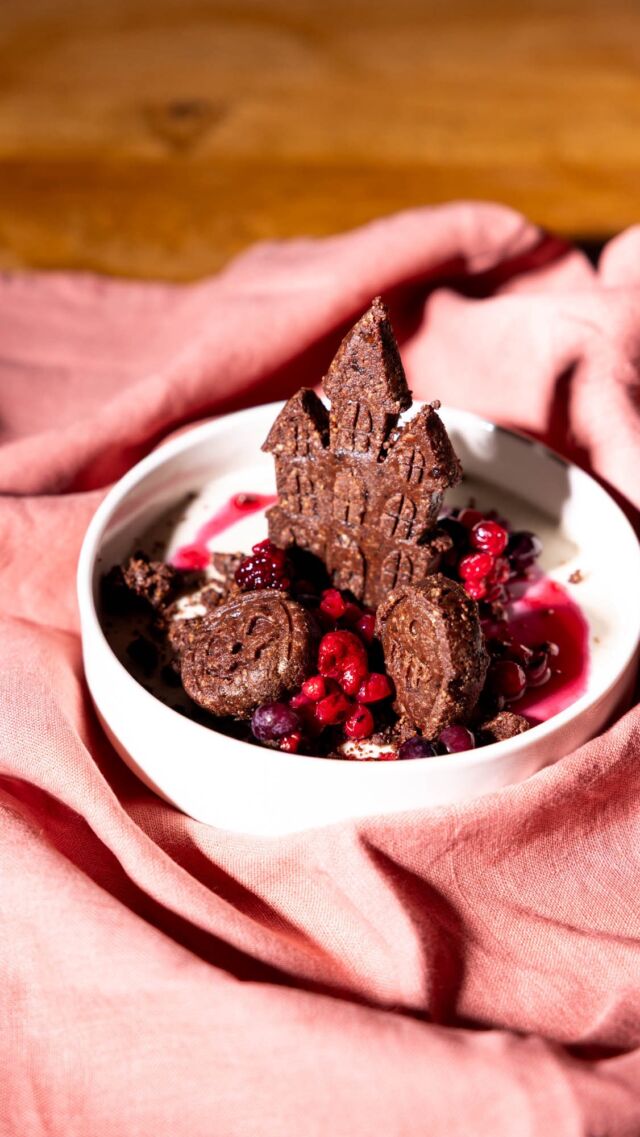 Gruselig gut und himmlisch cremig – dieses gesunde, vegane Halloween-Dessert ist die perfekte Kombi aus saftigem No-Bake Brownie, zarter Vanillecreme und fruchtigen Beeren. Schnell gemacht, ganz ohne Backofen. 

No-Bake Brownies
– 6 Medjool Datteln (entsteint)
– 120 g Cashewmus
– 100 g gemahlene Haselnüsse
– 20 ml Kokosöl
– 60 g Kakao
– 1 g gemahlener Kardamom

→ Alles im Mixer vermengen. Zwei Drittel der Masse in Halloween-Förmchen drücken und einfrieren. Den Rest krümelig lassen und kühl stellen.

Vanillecreme
– 100 g Cashewmus
– 200 ml Kokosmilch
– 40 ml Kokosöl
– 1 Prise Bourbon Vanille

→ Zutaten gut verrühren und in Gläser oder Schalen füllen. Kalt stellen, bis die Creme fest und cremig ist.

Topping
– 200 g rote Beeren (frisch oder gefroren)

Anrichten
– Brownies auf die Vanillecreme setzen
– den krümeligen Teig als „Erde“ darüberstreuen
– mit Beeren garnieren

Speichere dir das Rezept ab und markiere mich, wenn du es ausprobierst. 🧙

Das Rezept und viele weitere von mir findest du wie immer online bei @mpreis_at und in der App!

#veganhalloween #nobakedessert #kathikocht #vegandessert #rohvegan #halloweensnack #darmfreundlich #vegansüss #veganerezepte #gesundnaschen