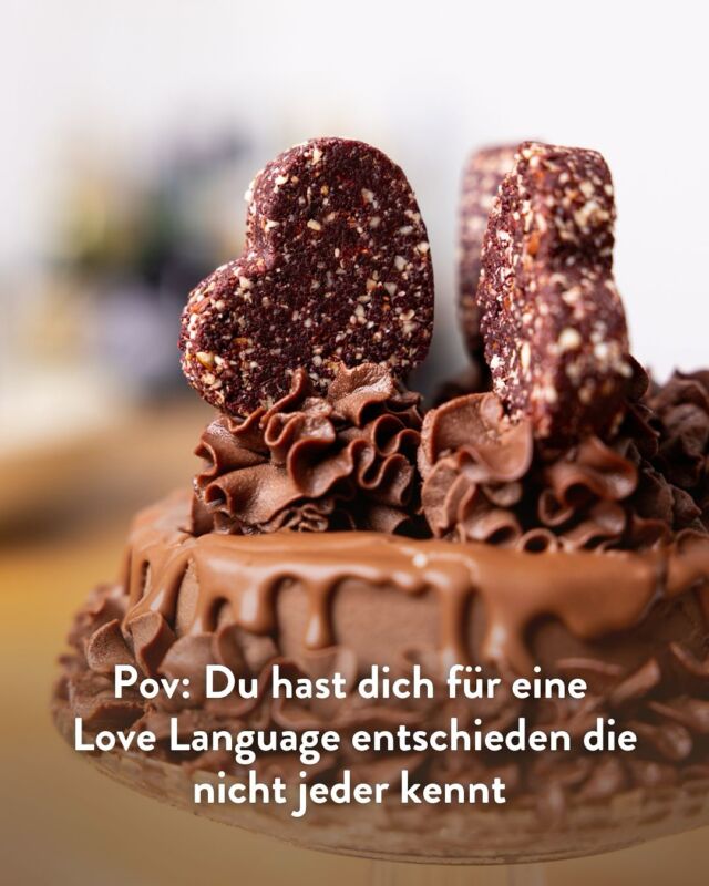 Ein kleiner Traum ist wahr geworden: Ich habe die Ausbildung zur Raw Cake Patissière abgeschlossen und freu mich riesig, dieses Wissen jetzt in meinen neuen Projekten einfließen zu lassen! 

Was für eine Reise – mit so viel Lernen, Ausprobieren, Scheitern, Staunen…
 Ich liebe einfach diese Art zu backen – oder besser gesagt: nicht zu backen. Rohkostkuchen sind für mich so viel mehr als nur „gesunde Torten“ – sie sind kreativ und nährstoffreich, ja, aber sie ermöglichen auch so vielen Menschen mit gesundheitlichen Problemen genussvoll zu naschen. 

#kathikocht #rawcakepatissiere #rohvegan #rohkostkuchen #gesundnaschen #plantbasedpastry #vegandessertlove