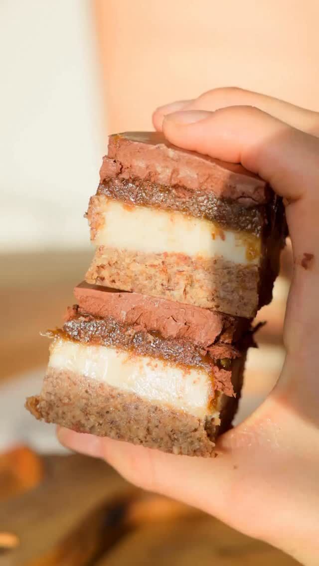 No-Bake Lebkuchen Turtle Bars (rohvegan, gf, ohne raffinierten Zucker ❤️) Klingt zu gut, um gesund zu sein? Ist aber mein absoluter Weihnachts-Favorit – diese Lebkuchen Turtle Bars sind roh, vegan, ohne raffinierten Zucker und trotzdem so dekadent wie sie aussehen.

Pekanboden
- 200 g Pekannüsse (eingeweicht & getrocknet)
- 35 g Haselnussmus
- 2 EL heller Ahornsirup
- 30 g geschmolzene Kakaobutter
- 1 EL (7 g) Mesquitepulver
- Prise Salz

Alles im Mixer zu einer klebrigen Masse verarbeiten, in eine kleine Form drücken und für mind. 30 Min. einfrieren.

Vanillecreme
- 200 g Cashewmus (Rohkostqualität)
- 200 ml Kokosmilch
- 15 g geschmolzenes Kokosöl
- 50 g heller Ahornsirup

Alles cremig mixen, auf den gefrorenen Boden gießen, glatt streichen, wieder einfrieren (ca. 2 h).

Lebkuchen-Karamell
- 200 g Medjool-Datteln (entkernt, eingeweicht)
- 2 EL Kokosmilch
- 1 TL Lebkuchengewürz

Alles zu Karamell pürieren, auf die gefrorene Vanilleschicht streichen, nochmal einfrieren (mind. 1 h).

Schokoschicht
- 300 g dunkle Schokolade (vegan)
- 200 ml Kokosmilch
- 50 ml Ahornsirup 

→ Schokolade vorsichtig schmelzen, etwas abkühlen lassen und mit Kokosmilch und Ahornsirup verrühren & über das gefrorene Karamell gießen. 
Letztes Mal einfrieren – vor dem Servieren 15 Minuten antauen lassen und in Stücke schneiden. Im Gefrierfach lagern. 

#kathikocht #rohkostkuchen #nobakebars #rawvegan #weihnachtsrezepte #lebkuchenkuchen #veganesnaschen #gesundnaschen #plantbasedtreats #rawturtlebars