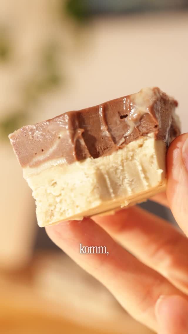 No-Bake Marmor Bars – roh, vegan & traumhaft cremig!
Diese Schönheiten bestehen aus einem soften Nussboden und einer zarten Marmorcreme aus Cashews, Vanille & rohem Kakao. Ganz ohne Backen, glutenfrei und voller guter Zutaten 🌱.

Boden:

200 g Cashewmus (in Rohkostqualität)
105 g Mandelmehl
25 g Kokosöl, geschmolzen
2 EL Kokosblütensirup

Marmorcreme:

300 g Cashewkerne, eingeweicht und abgespült
240 ml Mandelmilch
120 ml Kokosblütensirup
6 Tropfen Vanilleextrakt oder das Mark 1 frischen Bourbon Vanilleschote
1 Prise Meersalz
120 ml Kokosöl, geschmolzen

👉 Für die Schokocreme zusätzlich: 3 EL rohes Kakaopulver

Für den Boden, alle Ztuaten im Hochleistungsmixer vermengen und den Teig in eine Form drücken und einfrieren bis er fast fest ist.

Für die Marmorcreme, alle Zutaten im Hochleistungsmixer cremig mixen und die halbe Masse für die Vanillecreme beiseite stellen. Die andere Hälfte mit dem rohen Kakao mischen. 

Nun abwechselnd Vanille- und Schokocreme auf dem halbgefrorenen Boden verteilen, sodass ein Marmormuster entsteht. Du kannst mit einem Holzstäbchen für den typischen Effekt nachhelfen. 

Den Raw Cake einfrieren bist er fest ist. 

Für ca. 15 Minuten bei Raumtemperatur antauen lassen um ihn in Stücke zu schneiden. Hälft im Kühlschrank und Gefrierfach perfekt!

#nobake #rawvegan #rohvegan #gesundnaschen #vegannascherei #vegandessert #veganerezepte #kathikocht #marmorcreme #snackideen #cleaneating #cashewliebe #foodinspiration #gesundundlecker #veganösterreich #rawcake