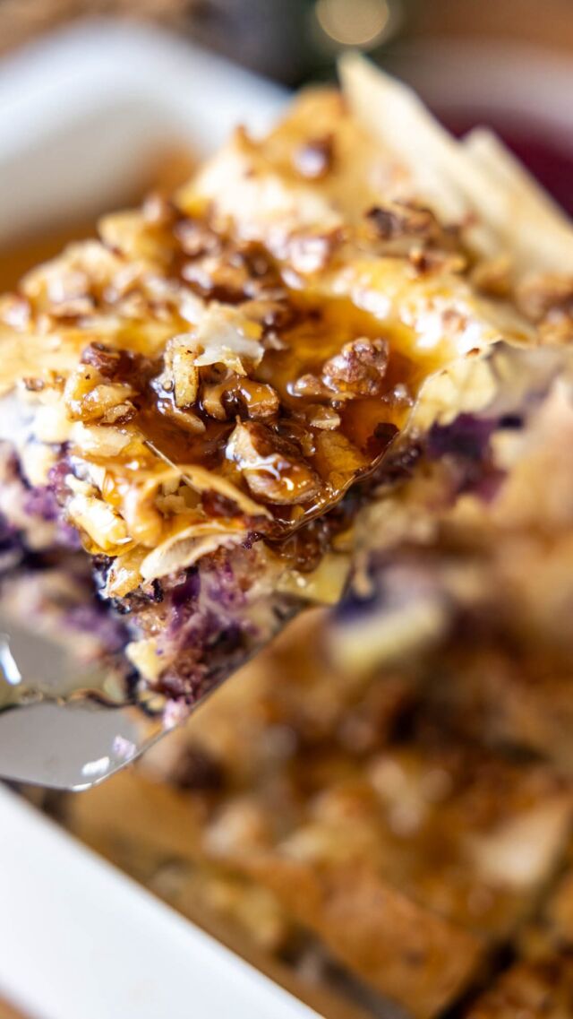 Pikanter Blätterteigauflauf – das herzhafte Highlight für deine Festtagstafel! 🎄🧅🥔 Knuspriger Blätterteig trifft auf würzige Kartoffeln, zartes Rotkraut, süße Rosinen, cremigen Feta, geröstete Pankobrösel & Walnüsse – gekrönt mit einem Hauch Honig

📌 Rezept für 4 Portionen:

Zutaten:
* 500 g Kartoffeln (festkochend)
* 200 g Rotkraut
* 250 g Blätterteig
* 3 Knoblauchzehen
* 75 g Butter
* 200 g Feta
* 2 EL Rosinen
* 100 g Pankobrösel
* 70 g Walnüsse
* 3 EL Olivenöl
* 1 Prise Muskat
* Salz und Pfeffer nach Geschmack
* 3 EL Honig

Zubereitung:
* Kartoffeln schälen, würfeln und bissfest kochen.
* Rotkraut fein schneiden, blanchieren.
* Pankobrösel in Olivenöl goldbraun rösten, mit Rotkraut, Rosinen und gehacktem Knoblauch vermengen.
* Kartoffeln mit Salz, Pfeffer und Muskat würzen.
* Auflaufform mit Butter ausstreichen, Blätterteig hineinlegen, Kartoffeln darauf verteilen.
* Weitere Teigschicht darüberlegen und mit Butter bestreichen.
* Rotkrautmischung darauf verteilen, erneut Teig und Butter daraufgeben.
* Feta zerbröseln und darüberstreuen, wieder Teig und Butter darauf verteilen.
* Walnüsse hacken und über den Teig streuen.
* Bei 180 °C ca. 30 Minuten backen, bis der Teig goldbraun ist.
* Mit Honig bepinseln und servieren.

♥️ Das Rezept gibt es wie immer online bei @mpreis_at oder in der Mpreis App! 

#blätterteigliebe #herzhaftbacken #vegetarischerezepte #weihnachtsessen #dinnerinspo #kathikocht #mpreis