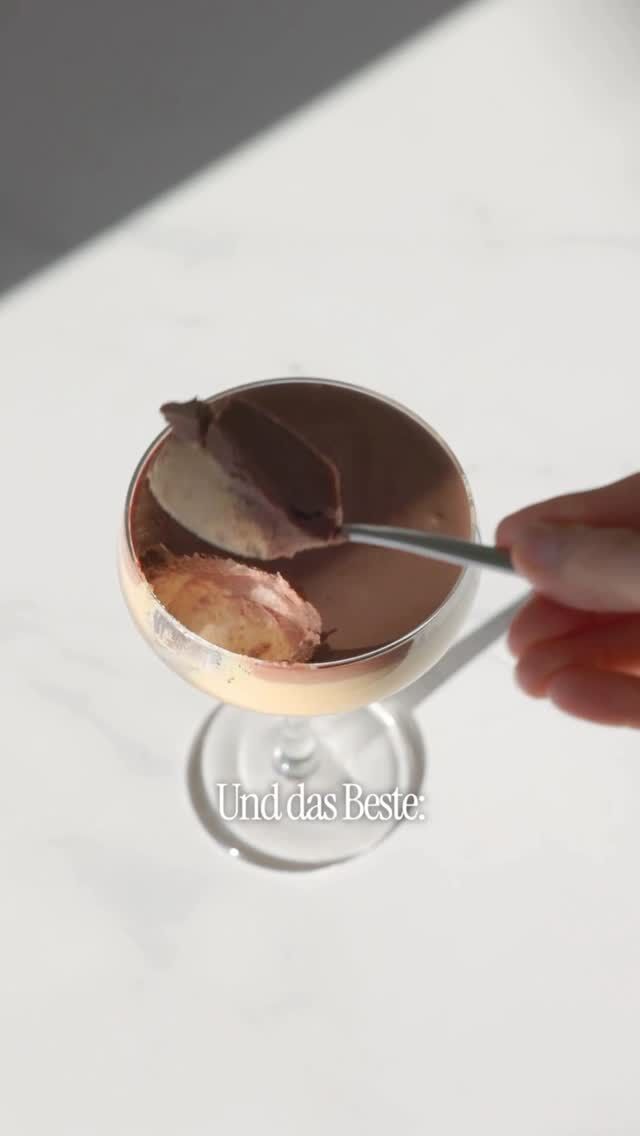 Falls ihr Reese’s liebt, aber lieber auf clean & vegan setzt – this one’s for you.

– 200 g Erdnussmus in Rohkostqualität
– 400 ml Kokosmilch
– 80 ml geschmolzenes Kokosöl
– 120 ml Ahornsirup
– 1/2 TL Vanille
– 1 Prise Salz

Ganache:
- 150 g rohvegane Schokolade
- 150 g Kokosmilch
- 40 ml Ahornsirup (für extra süße Naschkatzen gerne mehr)

Alle Zutaten im Mixer cremig verrühren, bis sich das Erdnussmus vollständig aufgelöst hat. Die Masse in Gläser oder Förmchen füllen und kühl stellen, bis sie fest ist.

Für das Topping Schokolade im Wasserbad schmelzen, mit Kokosmilch und Ahornsirup verrühren und über die fest gewordene Mousse geben. Noch einmal kalt stellen – für 3–4 Stunden oder über Nacht.

Speichern, nachmachen und den Löffel nicht vergessen!

#veganerezepte #gesundnaschen #vegandessert #nobake #veganfoodshare #vegansweets #schokoliebe #cleantreats #soulfood #rawvegan #peanutbutterlover #gesundbackenohnebacken #plantbasedtreats #rawdessert #veganerezepteideen #kathikocht #erdnussliebe #veganeschokolade #gesundundlecker #reeses @reeses
