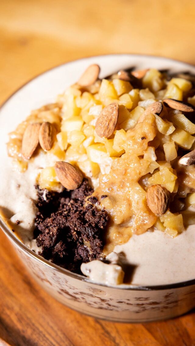 Spekulatius Trifle – rohvegan, natürlich süß und perfekt für die Festtage

Wenn es draußen kalt wird, bringt dieses Dessert Wärme von innen: Ein festliches Glasdessert mit cremiger Spekulatius-Mandelcreme, schokoladigem Brownie-Crumble, wärmendem Apfelkompott und süßem Dattelkaramell. Glutenfrei, ohne raffinierten Zucker – und so richtig gut für deinen Bauch. Ideal zum Vorbereiten für die Feiertage oder als Highlight beim Adventsbrunch.

Rezept für 12 Portionen

Spekulatius Creme:

- 2 TL Zimt
- ¾ TL Muskat
- ¾ TL Nelken
- ½ TL Kardamom
- ½ TL Koriander
- ½ TL Ingwer (alles gemahlen)
- 400 g weißes Mandelmus
- 800 ml Mandelmilch
- 160 ml Kokosöl, geschmolzen

Brownie Crumble:

- 270 g gemahlene Mandeln
- 300 g Cashew- oder Mandelmus
- 150 g Kakaopulver
- 80 g getrocknete Aprikosen
- 50 ml Kokosöl, geschmolzen
- Prise Salz und Vanille

Apfelkompott:

- 3 Äpfel
- 1 EL Kokosblütenzucker
- ½ TL Zimt

Dattelkaramell:

- 14 Medjool Datteln
- 70 ml Mandelmilch oder Wasser
- Prise Vanille und Salz

- 30 g Mandeln, ganz

Zubereitung:

1. Gewürzmischung aus den gemahlenen Gewürzen mischen.

2. Zutaten für die Creme mixen, in 3 Teile teilen. Erstes Drittel in die Form füllen und einfrieren.

3. Für den Crumble: Aprikosen einweichen, abseihen, dann mit den restlichen Zutaten mixen. Hälfte auf die Creme geben, erneut einfrieren.

4. Zweites Cremedrittel drauf, wieder einfrieren. Mit restlichem Crumble und Creme wiederholen.

5. Für das Kompott: Äpfel würfeln, mit 300 ml Wasser, Zimt und Zucker köcheln, abseihen, abkühlen.

6. Dattelkaramell: Datteln einweichen, abseihen, mit Flüssigkeit pürieren, mit Vanille und Salz abschmecken.

7. Trifle mit Kompott, Karamell und Mandeln dekorieren und kalt stellen.

Speichere dir das Rezept ab und teile es mit deiner liebsten Weihnachtsnaschkatze. Wie immer gibt’s das Rezept auch in der @mpreis_at App und unter www.mpreis.at. 🫶

#veganerezepte #gesundnaschen #veganchristmas #vegandessert #weihnachtsrezepte #glutenfrei #cleaneating #plantbasedrecipes #rohvegan #veganbacken #nobakecake #veganetrifle #darmfreundlichessen #naturlichsüß #weihnachtsdessert #ohnezucker #gesundbacken #kathikocht #trifle #saisonalessen #dessertliebe