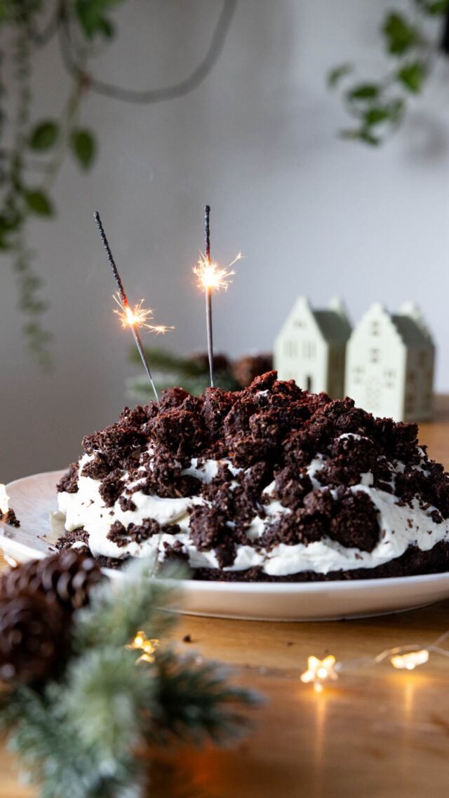 Hab mich an einen veganen Maulwurfkuchen versucht: Saftiger Brownie Boden, Bananenscheiben und cremige Kokossahne - mehr braucht es nicht für ein gesundes Silvester Dessert. Rufe vegan, ohne raffinierten Zucker ganz ohne Backofen und automatisch glutenfrei.

Das Rezept gibt es wie immer in der @mpreis_at App oder online auf www.mpreis.at. Hier gleich direkt zum Abspeichern und Nachmachen: 

Zutaten (für 12 Stück)

👉 Boden:
• 12 Medjool Datteln (eingeweicht)
• 240 g Cashewmus
• 200 g Kokosflocken
• 70 ml geschmolzenes Kokosöl
• 120 g Kakaopulver
• 1 Prise Salz

👉 Creme:
• 1200 ml Kokosmilch aus der Dose (Vollfett, über Nacht kühlen)
• 2 Bananen
• 1 Prise Vanille
• 2 EL Xylit (puderfein gemixt)
• 50 g dunkle Schokolade, gehobelt

So geht’s:
	1.	Kokosmilch über Nacht kühlen, Schüssel für Sahne ca. 20 Min. einfrieren.
	2.	Datteln einweichen, ausdrücken & mit allen Boden-Zutaten mixen.
	3.	2/3 der Masse in eine mit Backpapier ausgelegte Springform (18–20 cm) drücken, 45 Min. einfrieren.
	4.	Kokoscreme (nur der feste Teil) aufschlagen.
	5.	Mit Vanille, Xylit & gehobelter Schoko vermengen.
	6.	Bananen in Scheiben auf den Boden legen, Creme kuppelförmig darauf verteilen.
	7.	Restlichen Teig darüberbröseln.
	8.	Mind. 30 Min. kaltstellen.

#rohvegan #nobakekuchen #kathikocht #gesundnaschen #veganerezepte #glutenfrei #zuckerfrei #mpreis #kuchenrezept #newyear