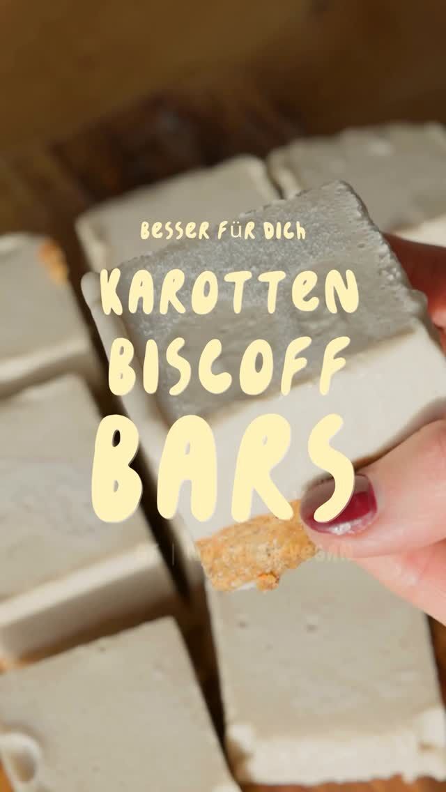 Rohvegane Biscoff Karotten Bars 
Gf | vegan | ohne raffinierten Zucker | no-bake

Boden
* 140 g geriebene Karotten 
* 80 g  Hafermehl 
* 140 g Mandelmehl 
* 2 EL Mandelmus 
* 30 ml Kakaobutter, geschmolzen 
* 45 ml Dattelsirup 
* 1 TL DIY Biscoff Gewürz: 1 TL Zimt, 1/2 TL Ingwer, 1/2 TL Muskat, 1/2 TL Anis

Alle Zutaten im Hochleistungsmixer vermengen und in eine Form drücken. Einfrieren. 

Vanillecreme:
* 256 g Cashewmus
* 240 ml Kokosmilch
* 100 ml heller Ahornsirup
* Mark 1 Bourbon Vanilleschote
* Prise Salz
* 100 ml Kokosöl, geschmolzen und abgekühlt

Alle Zutaten bis auf das Kokosöl mixen. Dieses erst am Ende langsam unterrühren und nicht zu lange mixen/rühren. Vanillecreme auf den Boden geben, glattstreichen & einfrieren. Danach schneiden & genießen!

#gesundnaschen #biscoff #osterrezepte #glutenfreibacken #karottenkuchen