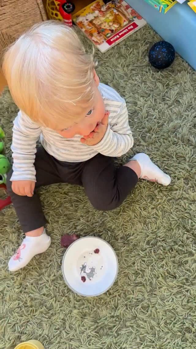 Manchmal sind es die kleinen Momente, die alles bedeuten. 🤍

Wenn wir gemeinsam in der Küche stehen, Datteln kneten, Nussmus naschen und am Ende mit klebrigen Fingern lachen… dann weiß ich: Das ist mehr als nur ein Snack. Henrik wird immer größer und diese „Gemeinsam in der Küche“-Momente werden immer mehr. Ich liebe sie! 

Meine Liebe für Rohkostbäckerei mit ihm zu teilen? Wunderschön. 
Kein schlechtes Gewissen. Kein raffinierter Zucker. Kein „Das darfst du nicht“.

Mein Ziel ist es ihm ein gesundes Bewusstsein für den Umgang mit Zucker zu geben. Ich verbiete ihm weißen Zucker nicht, biete ihm aber so gut es geht Alternativen an. 🌿

Rohkost-Snacks sind:
✨ natürlich süß
✨ voller guter Zutaten
✨ darmfreundlich
✨ perfekt für kleine Entdecker, die sowieso schon gerne gut essen

Und das Schönste?
Ich darf meinem Sohn zeigen, dass Süßes nicht Verzicht bedeutet – sondern echte Nahrung. Echte Energie. Echte Liebe.

Für mich sind diese Snacks Fürsorge in ihrer schönsten Form.

Wer von euch legt ebenso Wert darauf, wie Kinder naschen? 🫶

#rohvegan #zuckerfrei #gesundnaschen #mamaleben
