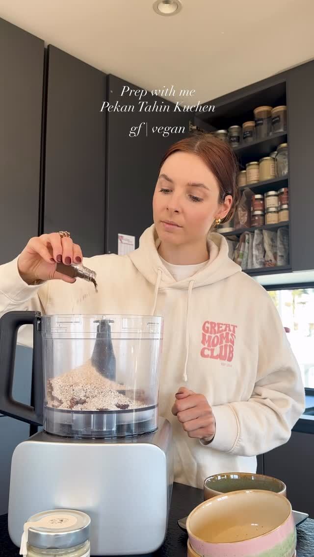 PREP WITH ME 
Pekan Tahin Geburtstagskuchen - gf, ohne raffinierten Zucker, vegan (rohvegan möglich wenn die Zutaten stimmen).

Ich hab diesmal weil ich wenig Zeit hatte (shame on me) und das Nussmus testen wollten, Cashew- und Tahinmus von Vetain genommen. Bin super happy mit Textur und Geschmack. Einzige Info für euch, wenn ihr möchtet, dass der Kuchen Rohkostqualität hat: die Produkte sind geröstet. 

Wenn euch die Prep with me Edition gefällt, lasst es mich gerne in den Kommentaren wissen, dann gibt’s demnächst mehr davon. 🫶🏼

✨ Tipp: Ich bin ein Fan der Nussmuse von @vetain. Mit meinem persönlichen Rabattcode „KATHIKOCHT10“ sparst du (auf alle Produkte) 10 %. Wenn du eines meiner Rezepte nachmachst, nutze gerne meinen Code – damit unterstützt du meine Arbeit. DANKE ❤️

#rawcake #nobakedessert #geburtstagskuchen #rohvegan #veganerezepte