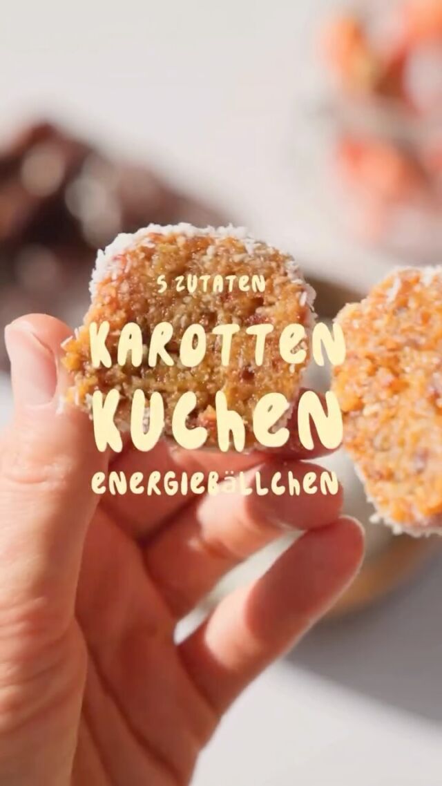 Diese saftigen Energiebällchen schmecken wie ein kleiner Karottenkuchen – nur roh, vegan und ohne Backen. Perfekt als Snack für zwischendurch oder als gesunde Nascherei.

Zutaten (ca. 20–25 Bällchen)
	•	190 g Cashewmus
	•	200 g Kokosflocken
	•	320 g Medjool Datteln (entsteint)
	•	260 g Karotten
	•	1 TL DIY Biscoff-Gewürz: 1 TL Zimt, ½ TL Ingwer, ½ TL Muskat, ½ TL Anis
	•	Kokosflocken zum Wälzen

1. Karotten grob raspeln.
2. Cashewmus, Datteln, Karotten, Kokosflocken, Cashews und 1 TL der Gewürzmischung in der Küchenmaschine mixen, bis eine klebrige Masse entsteht.
3. Aus der Masse kleine Kugeln formen.
4. Die Energiebällchen in Kokosflocken rollen.
5. Für ca. 30 Minuten im Gefrierfach oder für 4 Stunden im Kühlschrank fest werden lassen.

Lagerung: Im Kühlschrank halten sich die Energiebällchen 4–5 Tage – perfekt zum Vorbereiten für die Woche. Im Gefrierfach locker zwei Wochen. 

#blissballs #karottenkuchen #gesundnaschen #dattel #nobake
