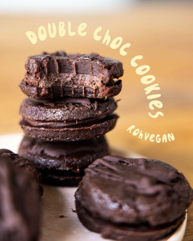 No-Bake Double Chocolate Cookies – ganz ohne Backofen, ganz ohne schlechtes Gewissen!

Würdest du mir glauben, dass diese Cookies genauso schokoladig sind wie gebackene – aber vollgepackt mit gesunden Zutaten?
✨ Datteln
✨ Nüsse
✨ roher Kakao

➡️ vegan
➡️ glutenfrei
➡️ ohne raffinierten Zucker

#rawdessert #nobakedessert #chocolate #cookies #gesundnaschen