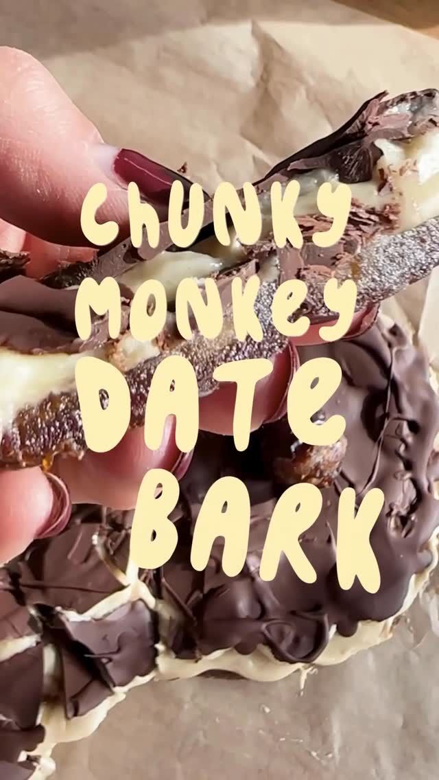 Chunky Monkey Date Bark mit @dattelbaer.at Medjool Datteln – mein aktueller Lieblingssnack!

Das Original Chunky Monkey wird klassisch mit Erdnussbutter gemacht. 🥜 Aber das Beste an diesem Rezept: Du kannst einfach Nussmus nach Wahl verwenden.

Ich habe mich diesmal für Cashewmus entschieden – super cremig und etwas milder im Geschmack. Zusammen mit Medjool Datteln, Banane und Dattel Schokolade entsteht daraus ein richtig leckerer No-Bake Snack.

✨ ohne raffinierten Zucker
✨ in wenigen Minuten vorbereitet
✨ perfekt aus dem Tiefkühler

Du kannst z.B. auch verwenden:
- Erdnussmus (klassisch)
- Mandelmus 
- Cashewmus (meine Version)

Speicher dir das Reel für später ab und probier deine Lieblingskombination aus!

👉 Welches Nussmus würdest du wählen?

#datebark #gesundnaschen #chunkymonkey #plantbasedtreats #healthysweets