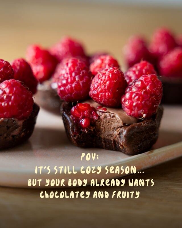 Ich liebe Desserts, die einfach, cremig und schokoladig sind.  Diese Brownie-Schoko-Mousse-Cups bestehen aus einem no-bake Brownie-Boden, einer cremigen Schokomousse aus Kokosmilch und frischen Himbeeren. 

Ganz ohne raffinierten Zucker – gesüßt nur mit Datteln.

Vegan | glutenfrei | no-bake 🫶

Schoko & Frucht - nur für den Sommer oder seid ihr jetzt schon ready dafür? 🌼

#nobake #rawcake #chocolate #healthydessert #vegandessert